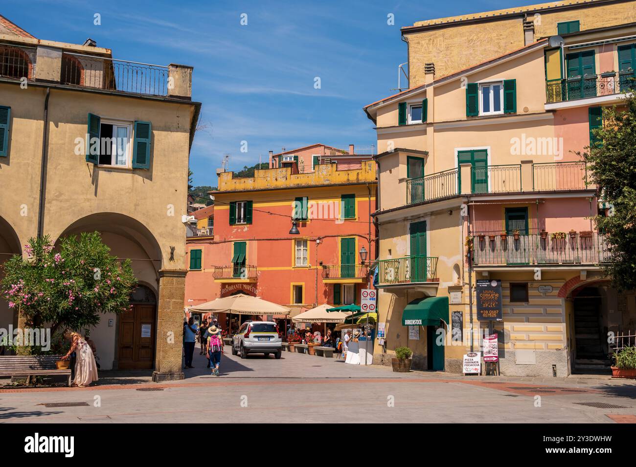 Monterosso al Mare, Italia - 10 agosto 2024: Vedute delle strade nella splendida cittadina delle cinque Terre di Monterosso. Foto Stock