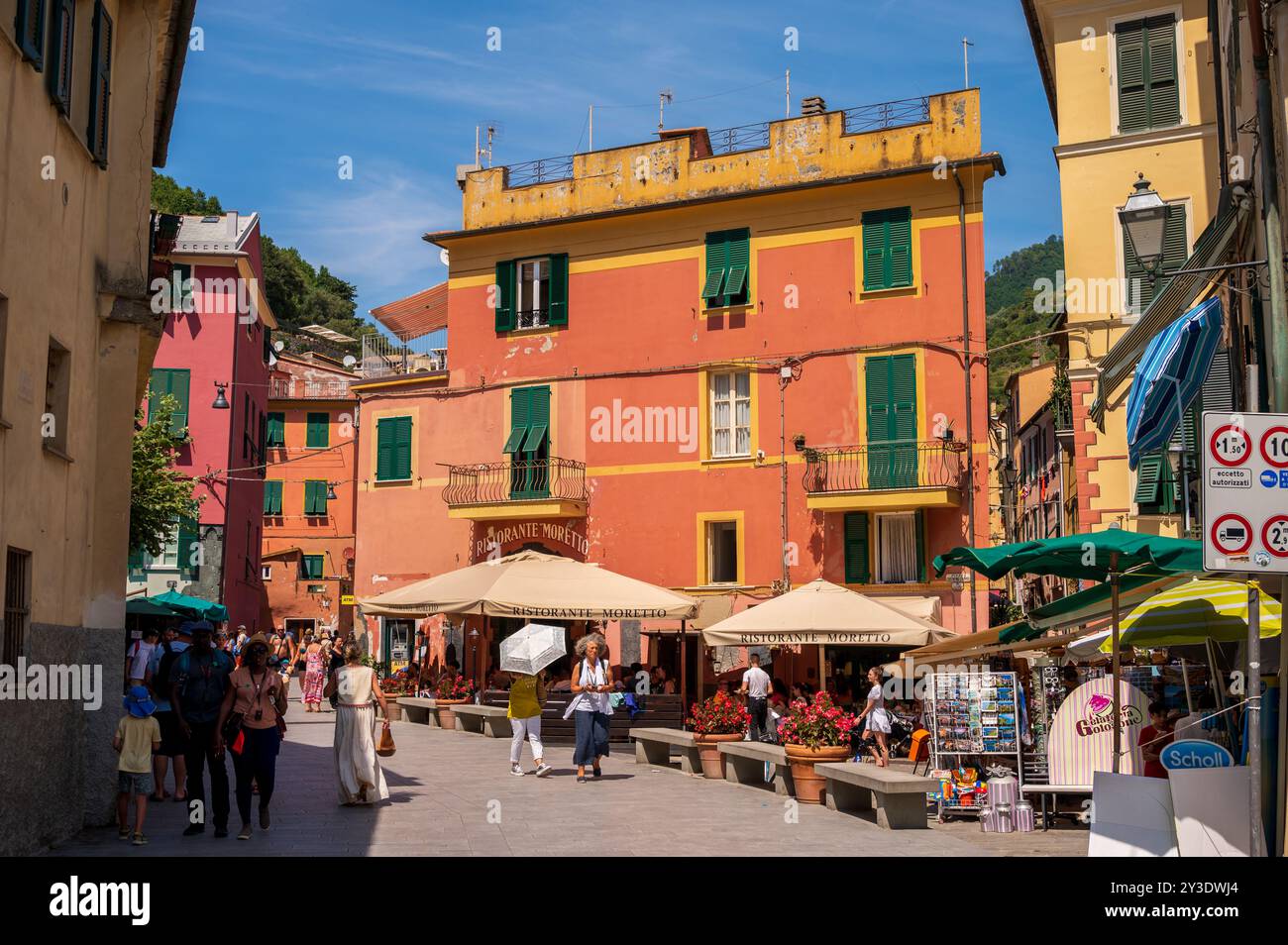 Monterosso al Mare, Italia - 10 agosto 2024: Vedute delle strade nella splendida cittadina delle cinque Terre di Monterosso. Foto Stock