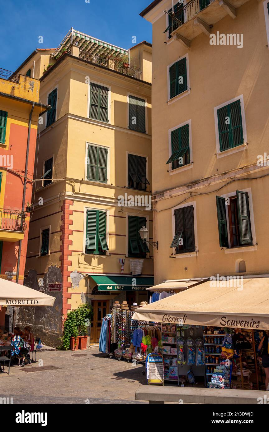 Monterosso al Mare, Italia - 10 agosto 2024: Vedute delle strade nella splendida cittadina delle cinque Terre di Monterosso. Foto Stock