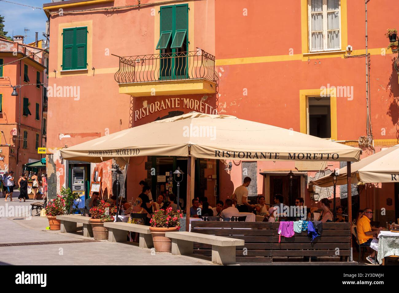 Monterosso al Mare, Italia - 10 agosto 2024: Vedute delle strade nella splendida cittadina delle cinque Terre di Monterosso. Foto Stock
