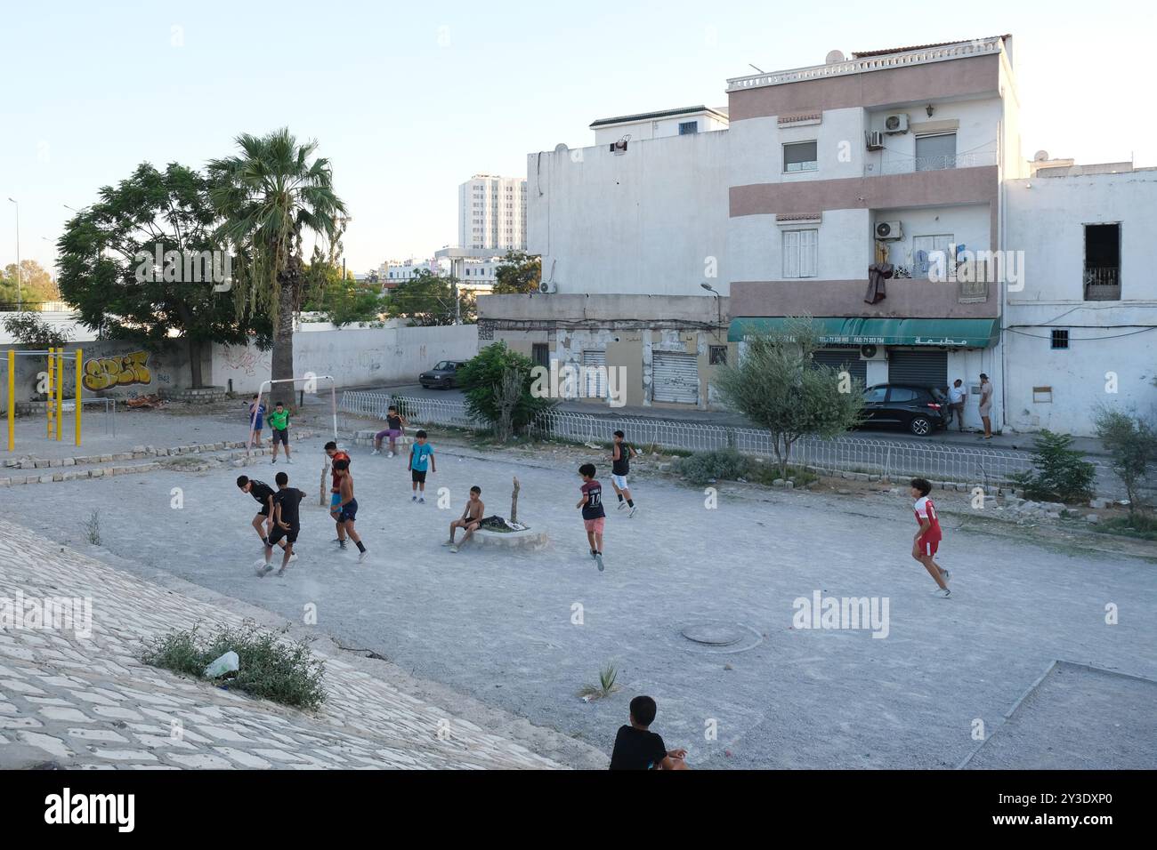 I ragazzi giocano a calcio per strada in un sobborgo della capitale tunisina Tunisi Foto Stock