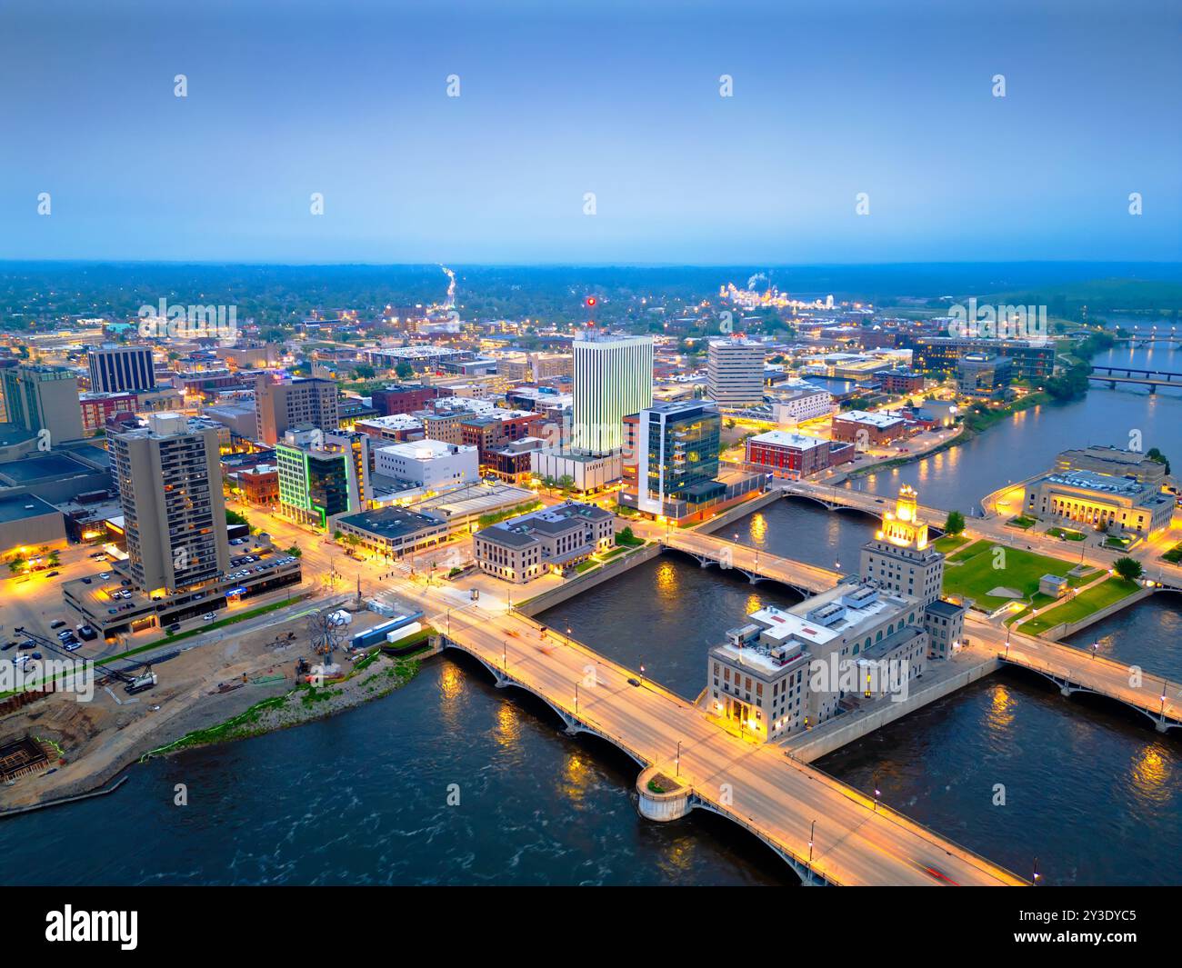 Cedar Rapids, Iowa, USA, paesaggio urbano sul fiume Cedar al crepuscolo. Foto Stock