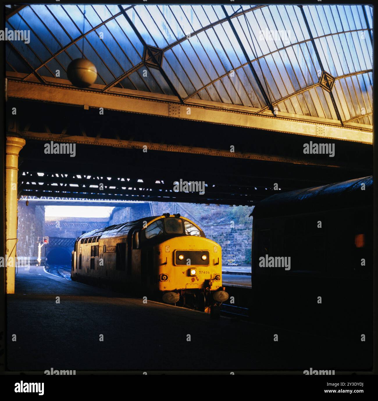 Queen Street Station, Queen Street, Glasgow, Scozia, 1988. Vista interna della Queen Street Station di Glasgow che mostra la locomotiva diesel n. 37406 "The Saltire Society" che si accinge alla coppia del treno delle 10:15 per Fort William. Foto Stock