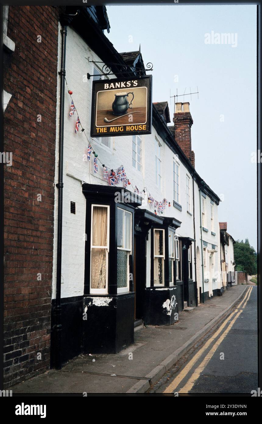 Vista da sud-est del Mug House Inn, 12-13 Severn Side North, Bewdley, Wyre Forest, Worcestershire, 1981. Foto Stock