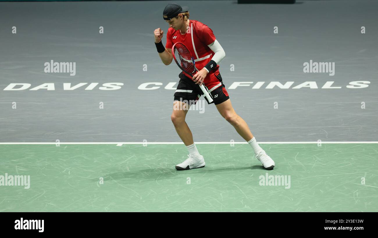 Bologna, Italia. 13 settembre 2024. Il belga Zizou Bergs reagisce durante una partita tra l'italiano Cobolli e il belga Bergs, la seconda partita nel girone A delle finali di Coppa Davis tra Italia e Belgio, venerdì 13 settembre 2024, all'Unipol Arena di Bologna. BELGA PHOTO BENOIT DOPPAGNE credito: Belga News Agency/Alamy Live News Foto Stock