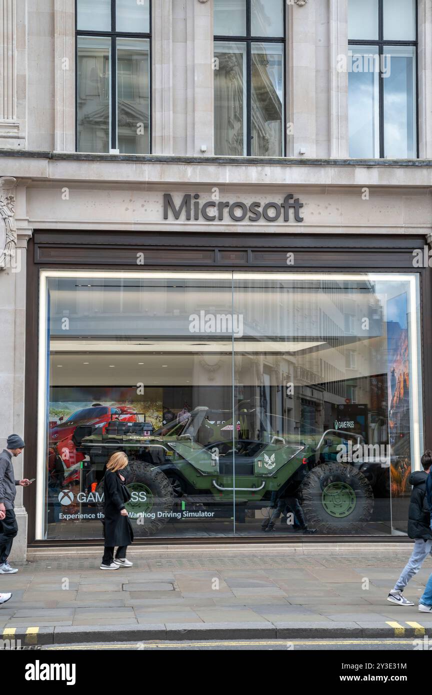 Londra, Regno Unito - 23 marzo 2024: Microsoft store a Londra. Oxford Street. REGNO UNITO. Foto Stock