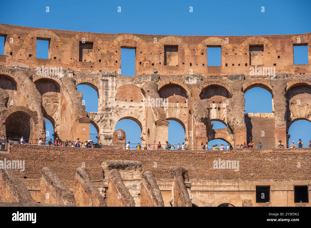 Roma, Italia - 13 agosto 2024: All'interno del Colosseo dell'Antico Impero Romano. Foto Stock