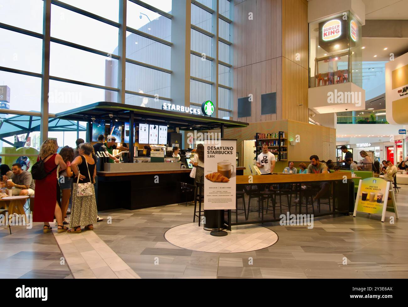 Caffetteria Starbucks all'interno del centro commerciale Rio Shopping con un'area salotto all'aperto Valladolid Castile e Leon Spain Foto Stock