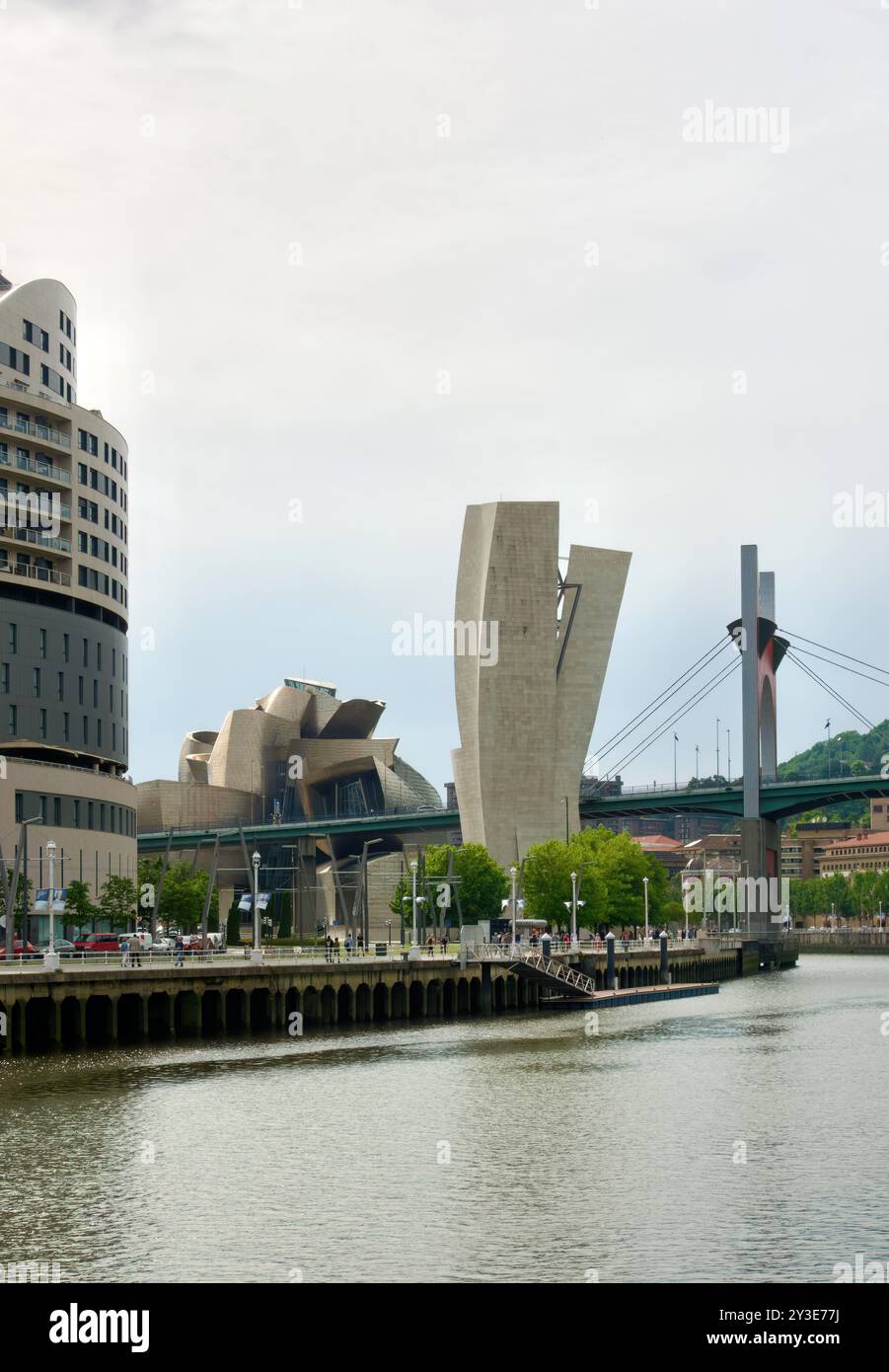 Ponte strallato dei principi di Spagna noto come ponte la Salve sul fiume Nervion accanto al Guggenheim Bilbao Basque Country Euskadi Spagna Foto Stock