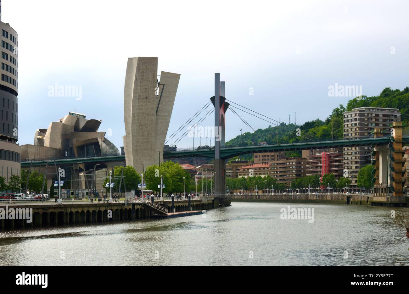 Il ponte strallato dei principi di Spagna fu inaugurato nel 1972, noto come ponte la Salve sul fiume Nervion Bilbao, Paesi Baschi, Euskadi, Spagna Foto Stock