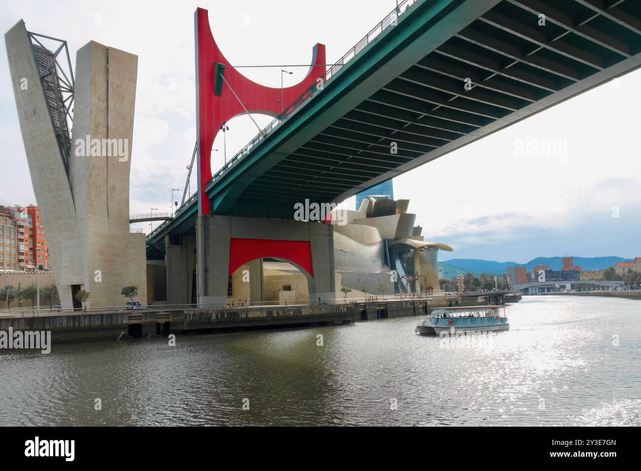 Ponte strallato dei principi di Spagna noto come ponte la Salve sul fiume Nervion accanto al Guggenheim Bilbao Basque Country Euskadi Spagna Foto Stock