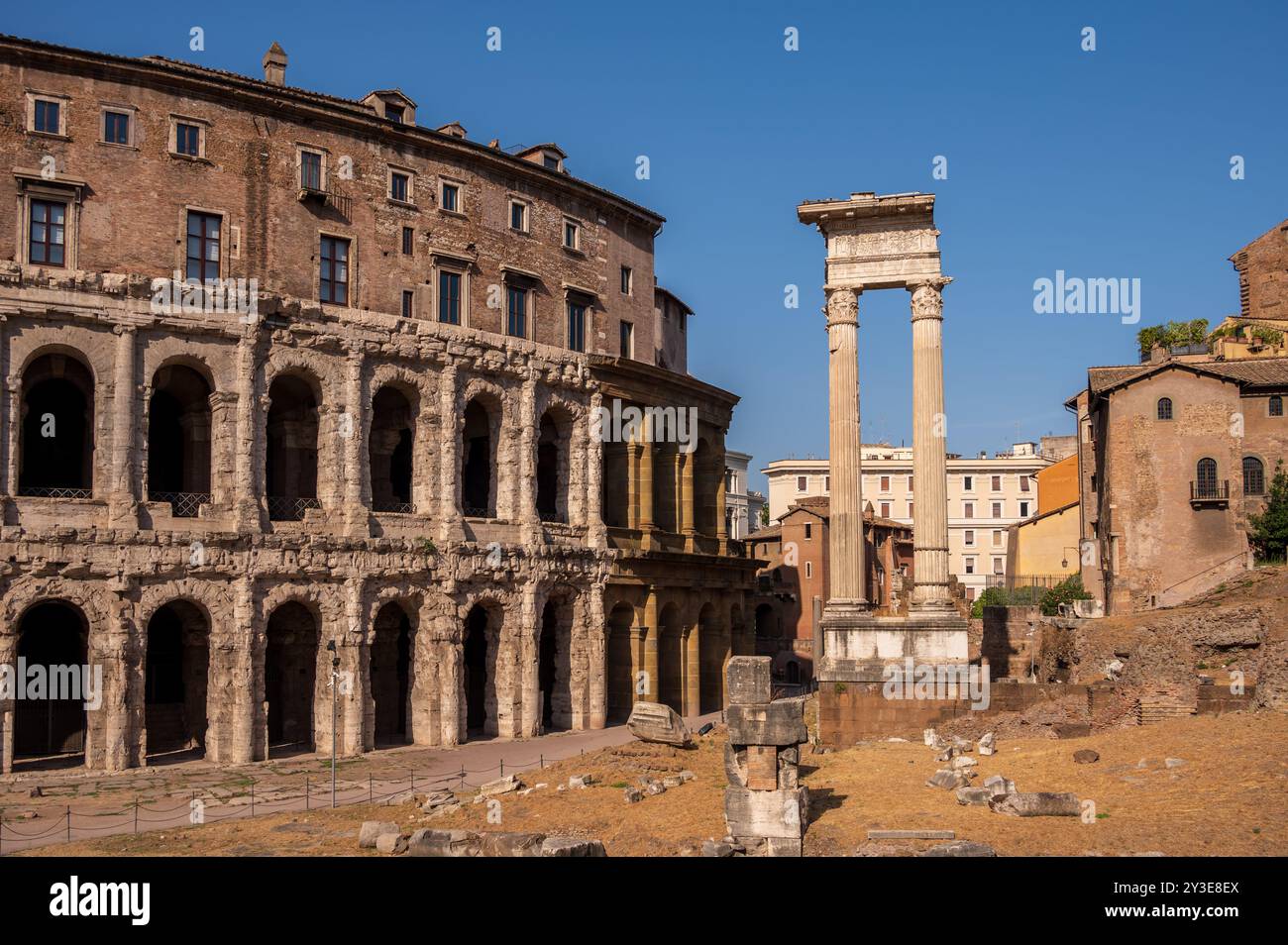 Il Tetatre di Marcello, un teatro romano iniziato da Giulio Cesare e antecedente al Colosseo. Foto Stock