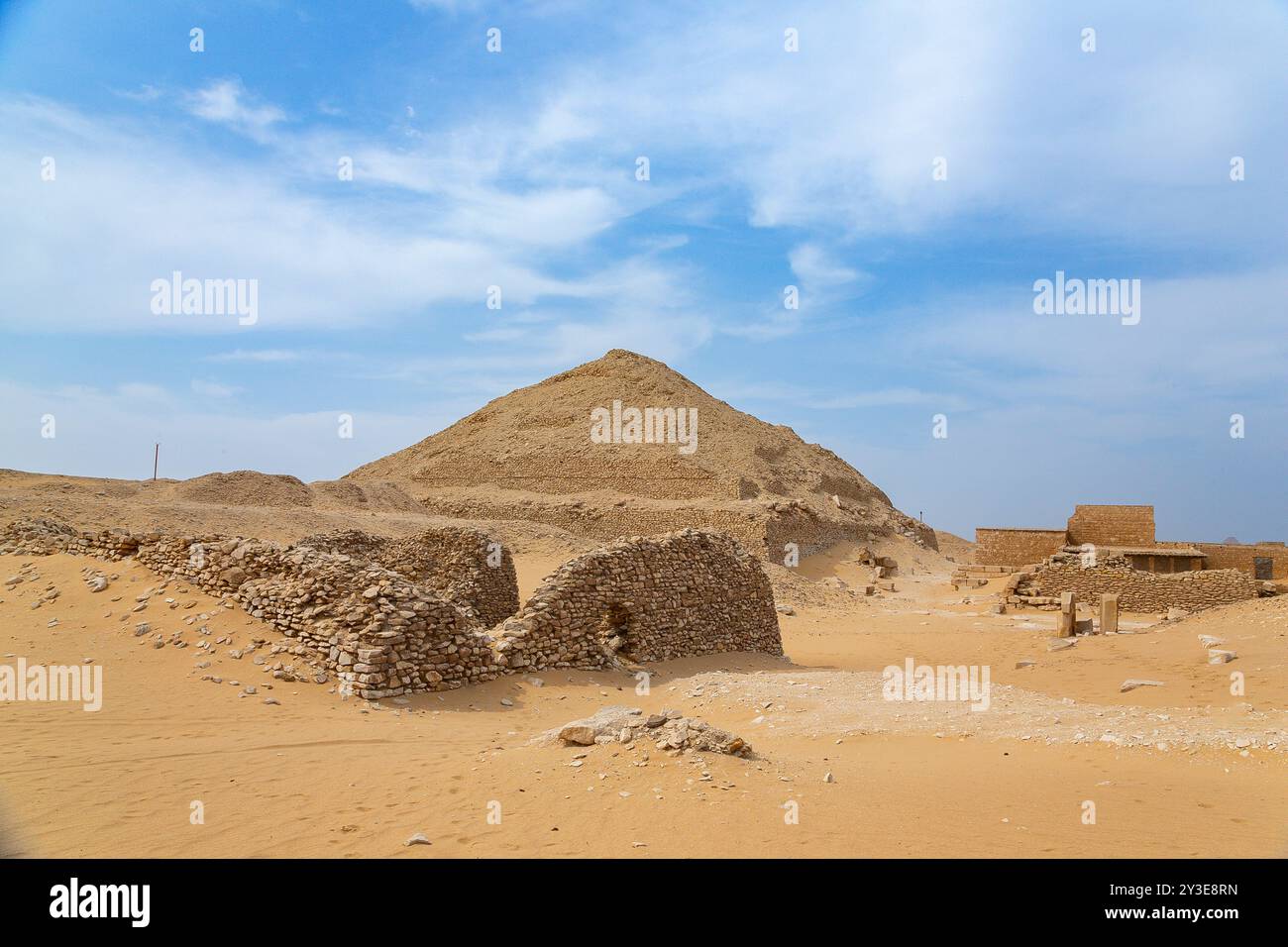 Egitto, Saqqara Sud, complesso funerario di re Pepi II, rovine della piramide della regina Udjebten. Foto Stock