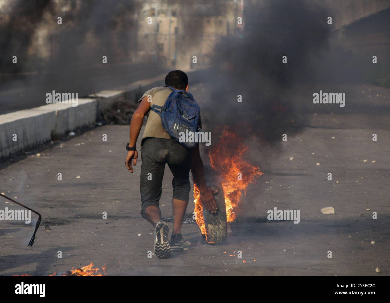 I manifestanti palestinesi si scontrano con le forze di sicurezza israeliane al valico di frontiera di Erez nella Striscia di Gaza settentrionale il 3 ottobre 2018. Secondo il Ministero della salute di Gaza, un palestinese di 15 anni, Ahmad Samir Abu Habell, è stato ucciso alla testa da un soldato israeliano durante gli scontri lungo la recinzione di confine nella parte settentrionale di Gaza mercoledì. Secondo le stesse fonti, anche quindici palestinesi sono stati feriti a causa di incendi vivi e inalazioni di gas lacrimogeni subite durante gli scontri. Un certo numero di paramedici hanno partecipato al luogo di protesta per assistere i feriti. I palestinesi hanno protestato contro la durata di 11 anni Foto Stock