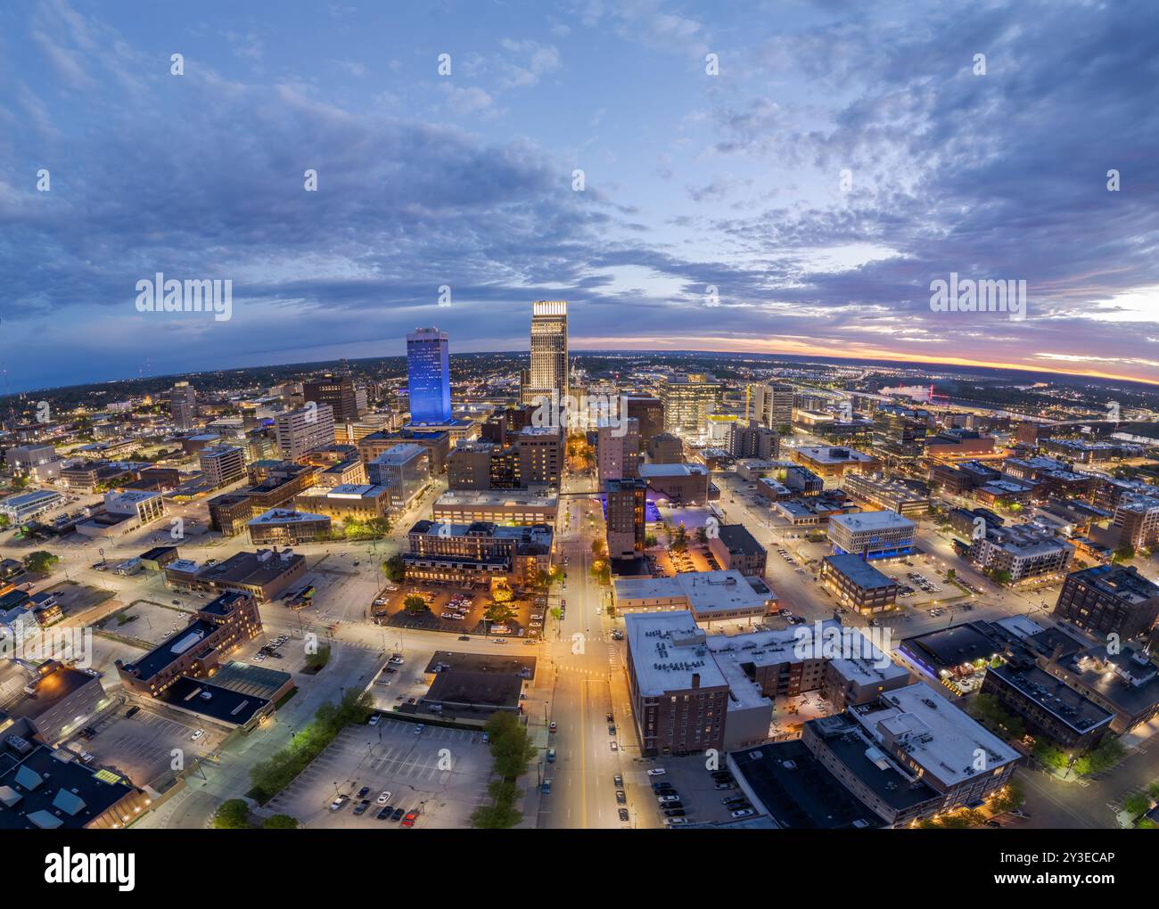 Omaha, Nebraska, Stati Uniti, skyline della città dall'alto all'alba. Foto Stock