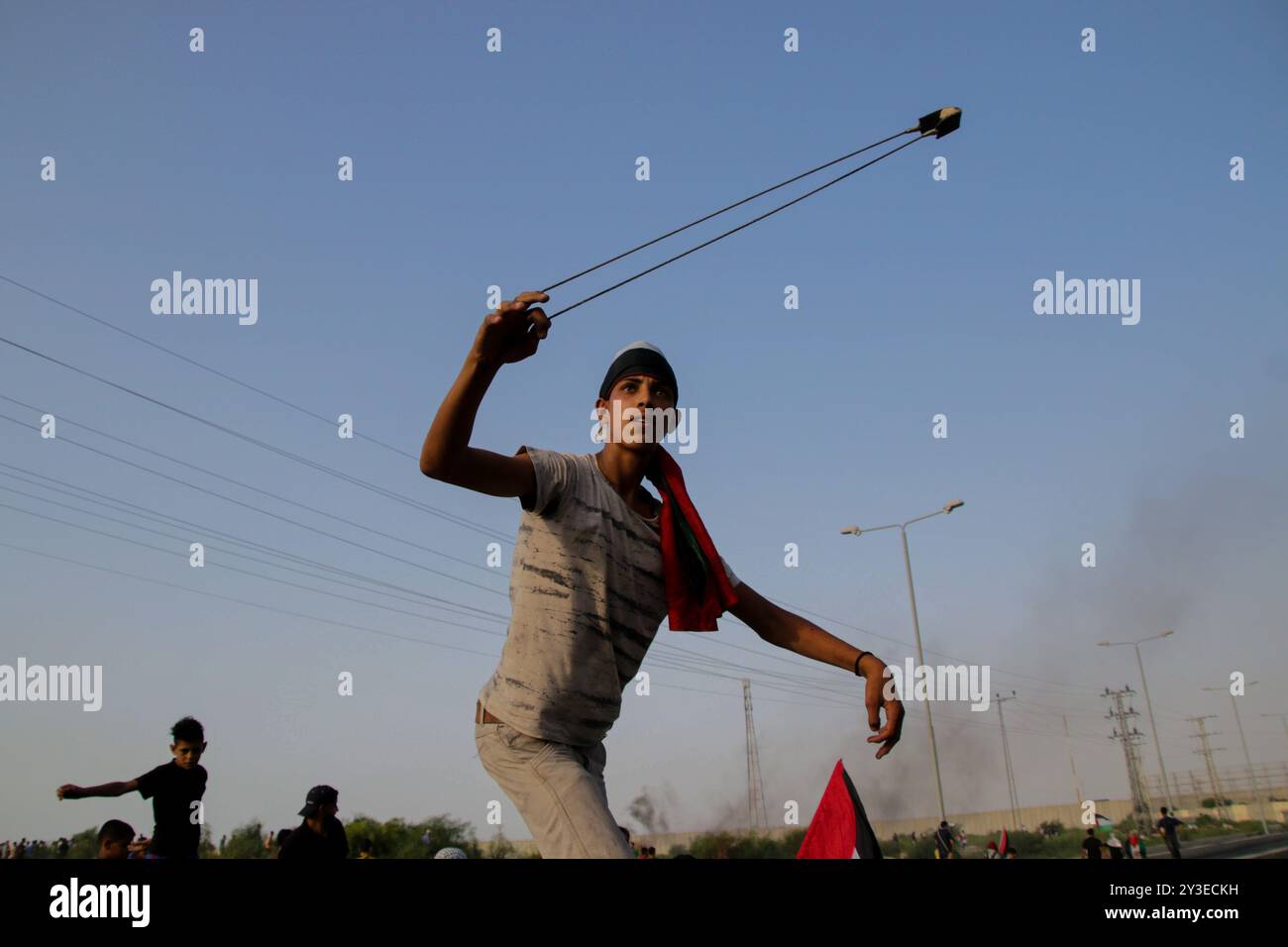 I manifestanti palestinesi si scontrano con le forze di sicurezza israeliane al valico di frontiera di Erez nella Striscia di Gaza settentrionale il 3 ottobre 2018. Secondo il Ministero della salute di Gaza, un palestinese di 15 anni, Ahmad Samir Abu Habell, è stato ucciso alla testa da un soldato israeliano durante gli scontri lungo la recinzione di confine nella parte settentrionale di Gaza mercoledì. Secondo le stesse fonti, anche quindici palestinesi sono stati feriti a causa di incendi vivi e inalazioni di gas lacrimogeni subite durante gli scontri. Un certo numero di paramedici hanno partecipato al luogo di protesta per assistere i feriti. I palestinesi hanno protestato contro la durata di 11 anni Foto Stock