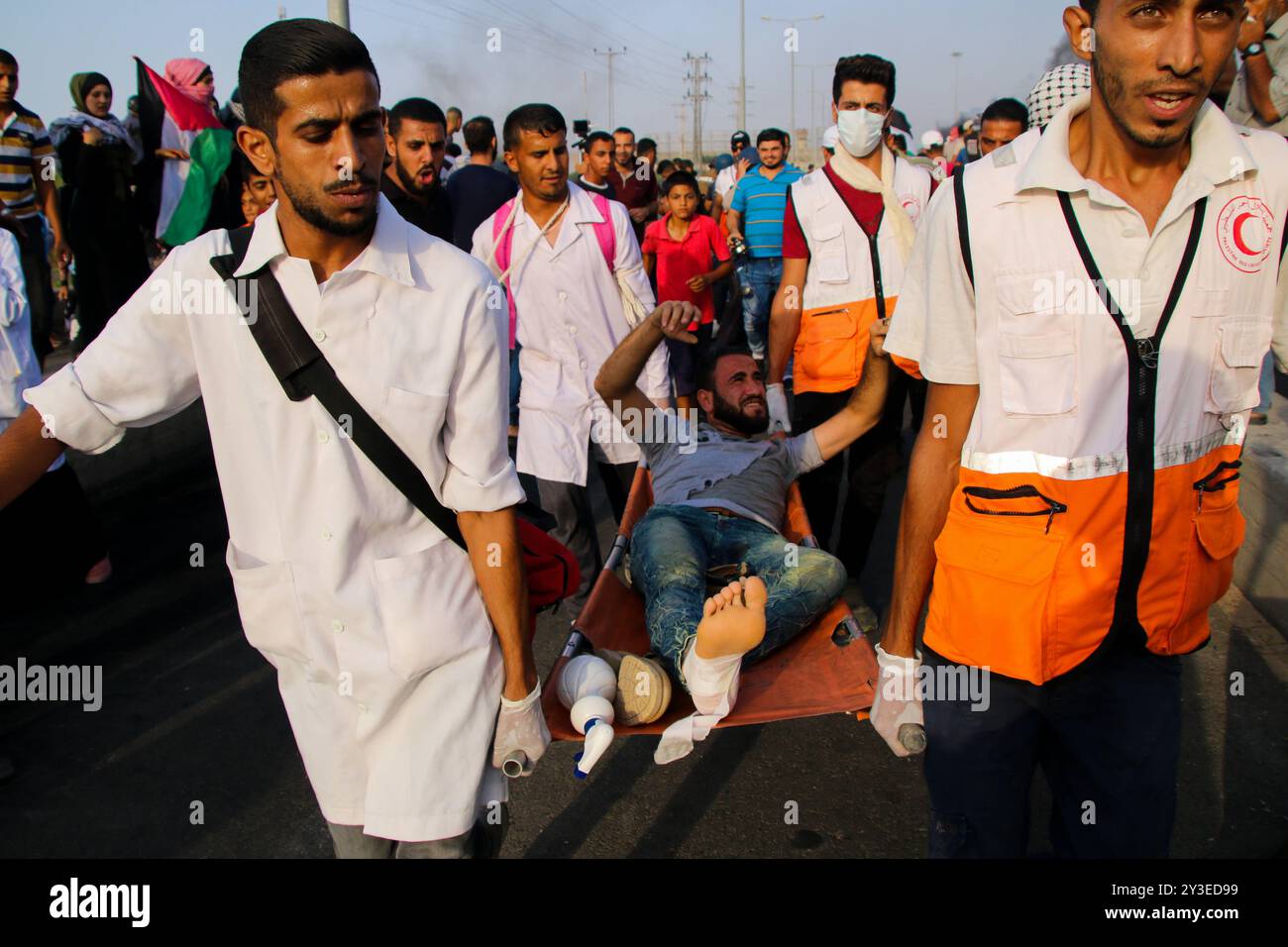 I manifestanti palestinesi si scontrano con le forze di sicurezza israeliane al valico di frontiera di Erez nella Striscia di Gaza settentrionale il 3 ottobre 2018. Secondo il Ministero della salute di Gaza, un palestinese di 15 anni, Ahmad Samir Abu Habell, è stato ucciso alla testa da un soldato israeliano durante gli scontri lungo la recinzione di confine nella parte settentrionale di Gaza mercoledì. Secondo le stesse fonti, anche quindici palestinesi sono stati feriti a causa di incendi vivi e inalazioni di gas lacrimogeni subite durante gli scontri. Un certo numero di paramedici hanno partecipato al luogo di protesta per assistere i feriti. I palestinesi hanno protestato contro la durata di 11 anni Foto Stock