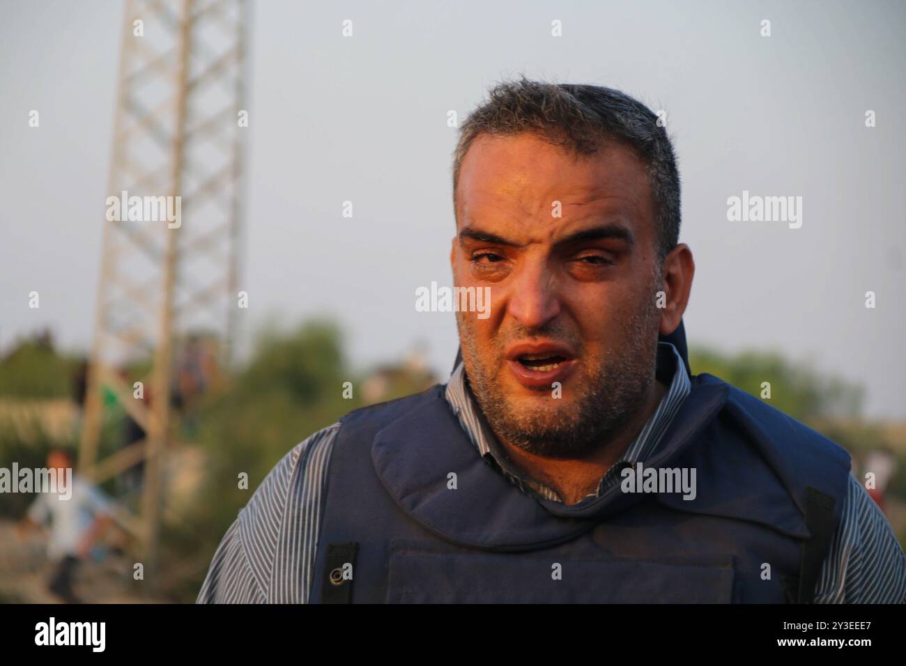 I manifestanti palestinesi si scontrano con le forze di sicurezza israeliane al valico di frontiera di Erez nella Striscia di Gaza settentrionale il 3 ottobre 2018. Secondo il Ministero della salute di Gaza, un palestinese di 15 anni, Ahmad Samir Abu Habell, è stato ucciso alla testa da un soldato israeliano durante gli scontri lungo la recinzione di confine nella parte settentrionale di Gaza mercoledì. Secondo le stesse fonti, anche quindici palestinesi sono stati feriti a causa di incendi vivi e inalazioni di gas lacrimogeni subite durante gli scontri. Un certo numero di paramedici hanno partecipato al luogo di protesta per assistere i feriti. I palestinesi hanno protestato contro la durata di 11 anni Foto Stock