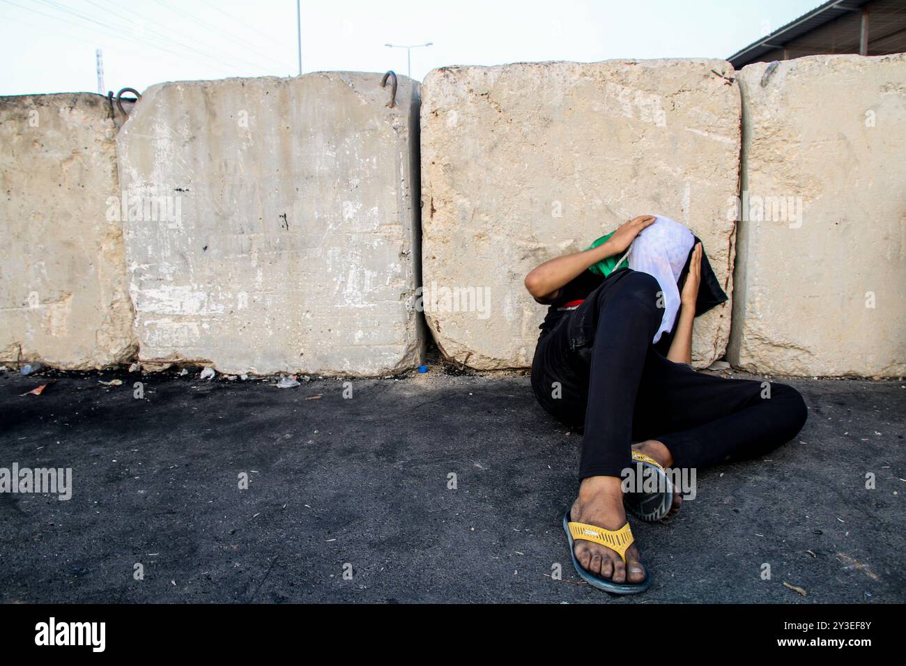 I manifestanti palestinesi si scontrano con le forze di sicurezza israeliane al valico di frontiera di Erez nella Striscia di Gaza settentrionale il 3 ottobre 2018. Secondo il Ministero della salute di Gaza, un palestinese di 15 anni, Ahmad Samir Abu Habell, è stato ucciso alla testa da un soldato israeliano durante gli scontri lungo la recinzione di confine nella parte settentrionale di Gaza mercoledì. Secondo le stesse fonti, anche quindici palestinesi sono stati feriti a causa di incendi vivi e inalazioni di gas lacrimogeni subite durante gli scontri. Un certo numero di paramedici hanno partecipato al luogo di protesta per assistere i feriti. I palestinesi hanno protestato contro la durata di 11 anni Foto Stock