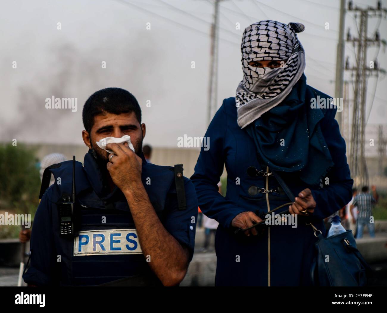 I manifestanti palestinesi si scontrano con le forze di sicurezza israeliane al valico di frontiera di Erez nella Striscia di Gaza settentrionale il 3 ottobre 2018. Secondo il Ministero della salute di Gaza, un palestinese di 15 anni, Ahmad Samir Abu Habell, è stato ucciso alla testa da un soldato israeliano durante gli scontri lungo la recinzione di confine nella parte settentrionale di Gaza mercoledì. Secondo le stesse fonti, anche quindici palestinesi sono stati feriti a causa di incendi vivi e inalazioni di gas lacrimogeni subite durante gli scontri. Un certo numero di paramedici hanno partecipato al luogo di protesta per assistere i feriti. I palestinesi hanno protestato contro la durata di 11 anni Foto Stock