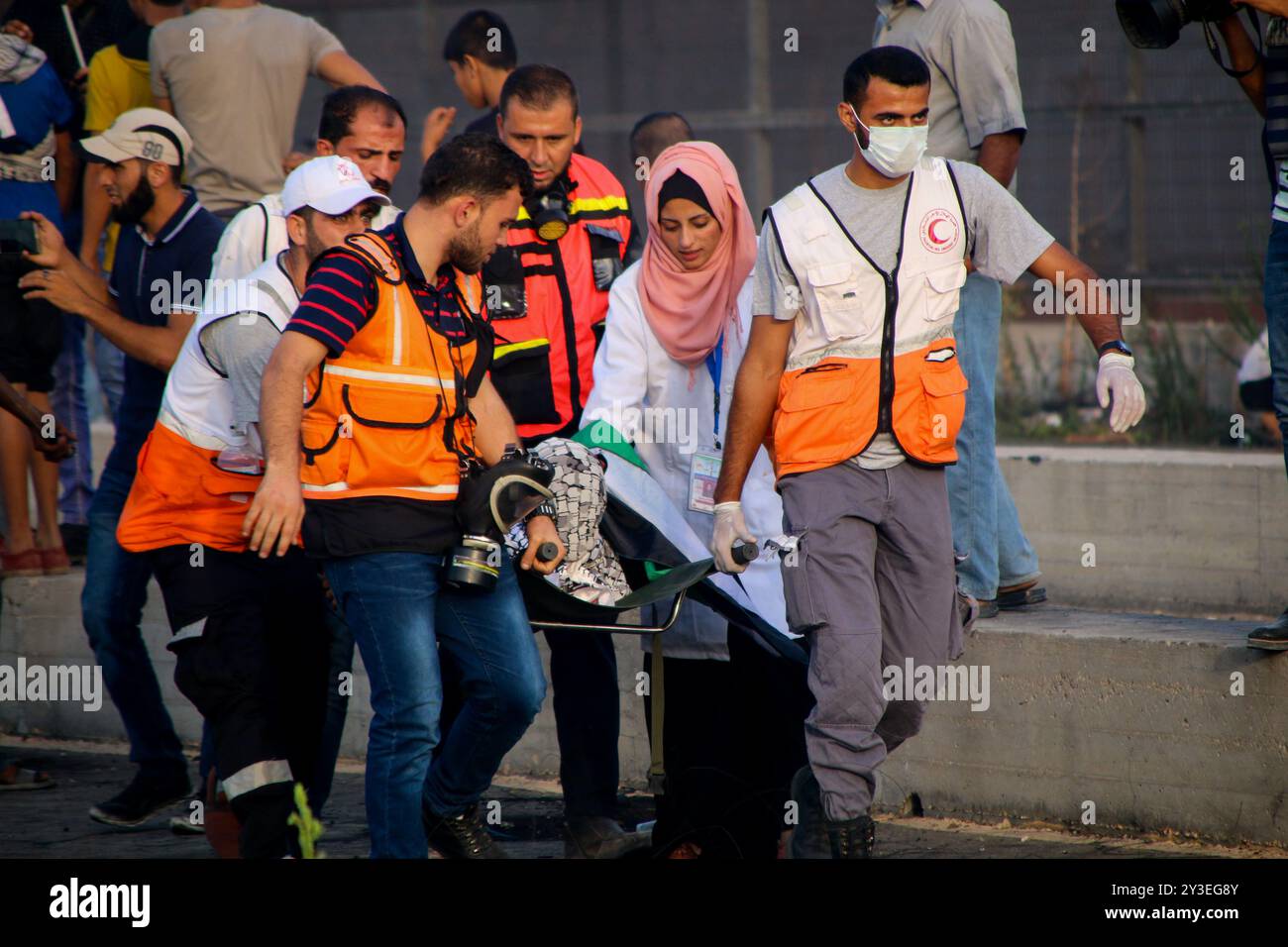I manifestanti palestinesi si scontrano con le forze di sicurezza israeliane al valico di frontiera di Erez nella Striscia di Gaza settentrionale il 3 ottobre 2018. Secondo il Ministero della salute di Gaza, un palestinese di 15 anni, Ahmad Samir Abu Habell, è stato ucciso alla testa da un soldato israeliano durante gli scontri lungo la recinzione di confine nella parte settentrionale di Gaza mercoledì. Secondo le stesse fonti, anche quindici palestinesi sono stati feriti a causa di incendi vivi e inalazioni di gas lacrimogeni subite durante gli scontri. Un certo numero di paramedici hanno partecipato al luogo di protesta per assistere i feriti. I palestinesi hanno protestato contro la durata di 11 anni Foto Stock