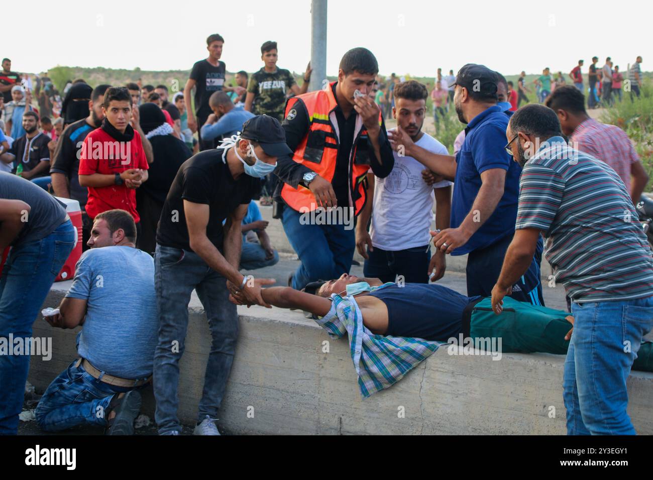 I manifestanti palestinesi si scontrano con le forze di sicurezza israeliane al valico di frontiera di Erez nella Striscia di Gaza settentrionale il 3 ottobre 2018. Secondo il Ministero della salute di Gaza, un palestinese di 15 anni, Ahmad Samir Abu Habell, è stato ucciso alla testa da un soldato israeliano durante gli scontri lungo la recinzione di confine nella parte settentrionale di Gaza mercoledì. Secondo le stesse fonti, anche quindici palestinesi sono stati feriti a causa di incendi vivi e inalazioni di gas lacrimogeni subite durante gli scontri. Un certo numero di paramedici hanno partecipato al luogo di protesta per assistere i feriti. I palestinesi hanno protestato contro la durata di 11 anni Foto Stock