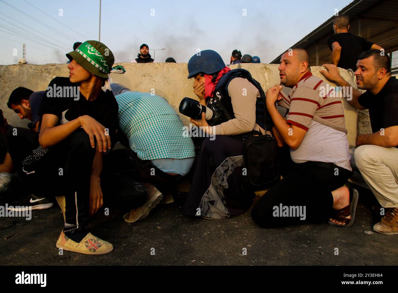 I manifestanti palestinesi si scontrano con le forze di sicurezza israeliane al valico di frontiera di Erez nella Striscia di Gaza settentrionale il 3 ottobre 2018. Secondo il Ministero della salute di Gaza, un palestinese di 15 anni, Ahmad Samir Abu Habell, è stato ucciso alla testa da un soldato israeliano durante gli scontri lungo la recinzione di confine nella parte settentrionale di Gaza mercoledì. Secondo le stesse fonti, anche quindici palestinesi sono stati feriti a causa di incendi vivi e inalazioni di gas lacrimogeni subite durante gli scontri. Un certo numero di paramedici hanno partecipato al luogo di protesta per assistere i feriti. I palestinesi hanno protestato contro la durata di 11 anni Foto Stock