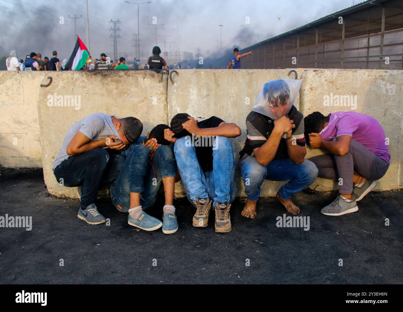 I manifestanti palestinesi si scontrano con le forze di sicurezza israeliane al valico di frontiera di Erez nella Striscia di Gaza settentrionale il 3 ottobre 2018. Secondo il Ministero della salute di Gaza, un palestinese di 15 anni, Ahmad Samir Abu Habell, è stato ucciso alla testa da un soldato israeliano durante gli scontri lungo la recinzione di confine nella parte settentrionale di Gaza mercoledì. Secondo le stesse fonti, anche quindici palestinesi sono stati feriti a causa di incendi vivi e inalazioni di gas lacrimogeni subite durante gli scontri. Un certo numero di paramedici hanno partecipato al luogo di protesta per assistere i feriti. I palestinesi hanno protestato contro la durata di 11 anni Foto Stock