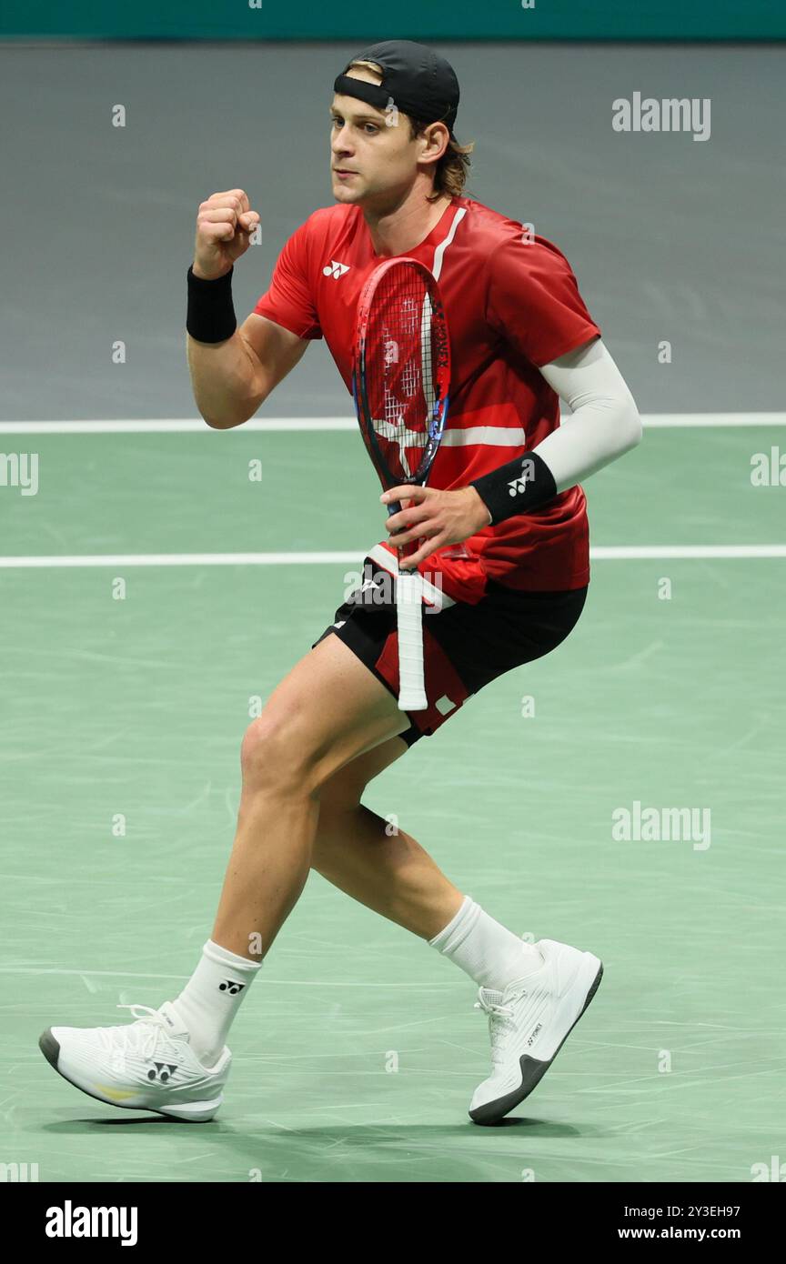 Bologna, Italia. 13 settembre 2024. Il belga Zizou Bergs reagisce durante una partita tra l'italiano Cobolli e il belga Bergs, la seconda partita nel girone A delle finali di Coppa Davis tra Italia e Belgio, venerdì 13 settembre 2024, all'Unipol Arena di Bologna. BELGA PHOTO BENOIT DOPPAGNE credito: Belga News Agency/Alamy Live News Foto Stock
