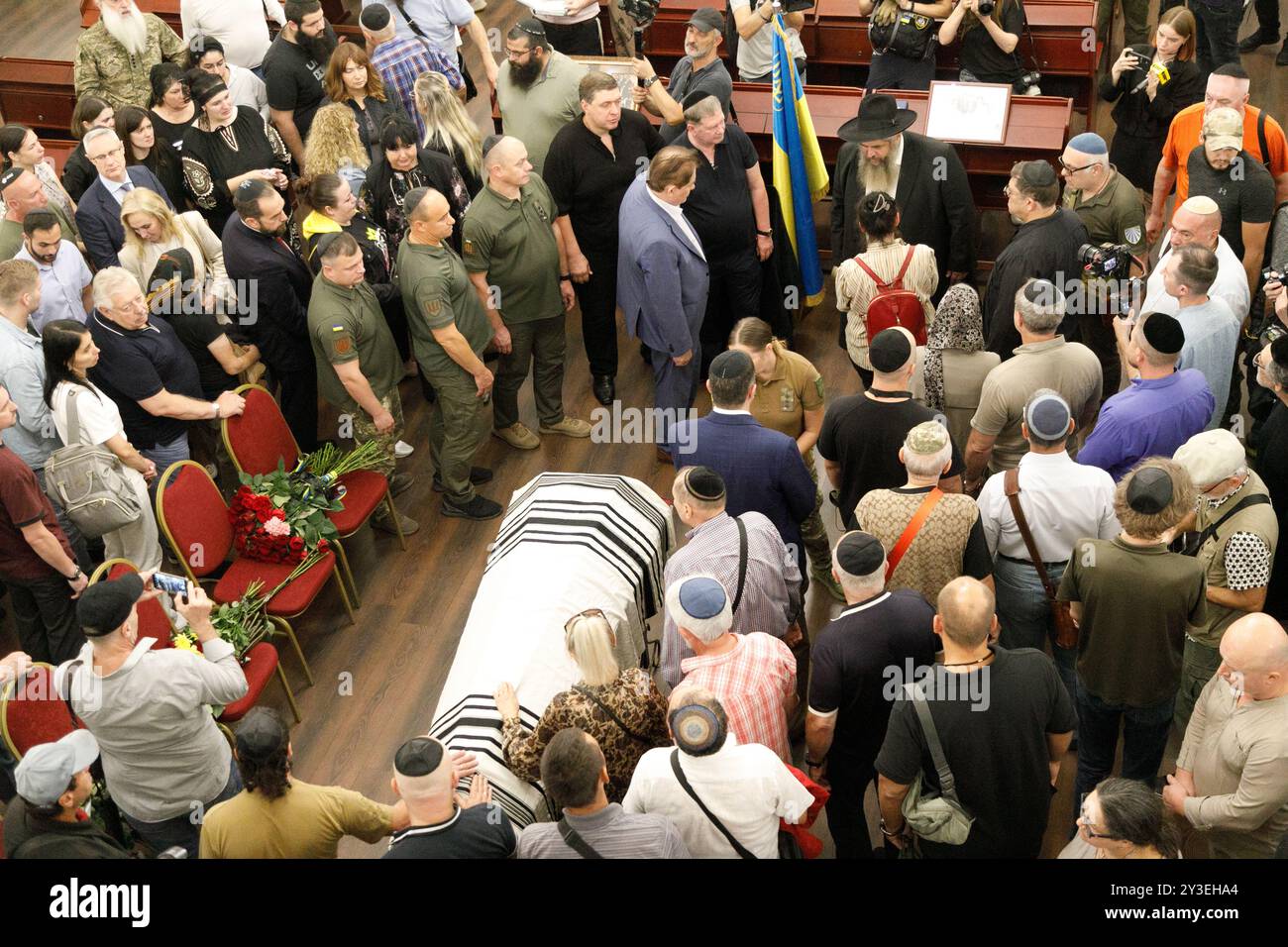 KIEV, UCRAINA - 12 SETTEMBRE 2024 - le persone rendono l'ultimo omaggio al militare ucraino Anton (Matisyau) Samborsky durante una cerimonia commemorativa presso la Sinagoga centrale (Sinagoga Brodsky) a Kiev, capitale dell'Ucraina. Il figlio adottivo del rabbino capo dell'Ucraina Moshe Azman morì in prima linea. Redatto a maggio, una settimana dopo la nascita del suo primo figlio, una figlia, scomparve il 24 luglio, giorni dopo essere stato schierato sul fronte orientale dell'Ucraina. Foto Stock