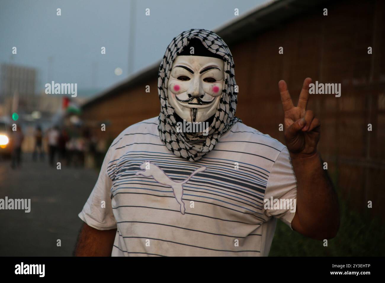 I manifestanti palestinesi si scontrano con le forze di sicurezza israeliane al valico di frontiera di Erez nella Striscia di Gaza settentrionale il 3 ottobre 2018. Secondo il Ministero della salute di Gaza, un palestinese di 15 anni, Ahmad Samir Abu Habell, è stato ucciso alla testa da un soldato israeliano durante gli scontri lungo la recinzione di confine nella parte settentrionale di Gaza mercoledì. Secondo le stesse fonti, anche quindici palestinesi sono stati feriti a causa di incendi vivi e inalazioni di gas lacrimogeni subite durante gli scontri. Un certo numero di paramedici hanno partecipato al luogo di protesta per assistere i feriti. I palestinesi hanno protestato contro la durata di 11 anni Foto Stock