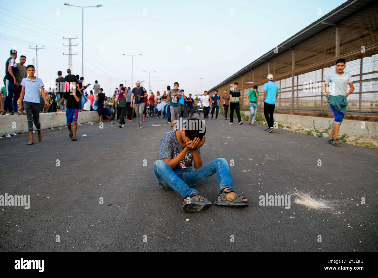 I manifestanti palestinesi si scontrano con le forze di sicurezza israeliane al valico di frontiera di Erez nella Striscia di Gaza settentrionale il 3 ottobre 2018. Secondo il Ministero della salute di Gaza, un palestinese di 15 anni, Ahmad Samir Abu Habell, è stato ucciso alla testa da un soldato israeliano durante gli scontri lungo la recinzione di confine nella parte settentrionale di Gaza mercoledì. Secondo le stesse fonti, anche quindici palestinesi sono stati feriti a causa di incendi vivi e inalazioni di gas lacrimogeni subite durante gli scontri. Un certo numero di paramedici hanno partecipato al luogo di protesta per assistere i feriti. I palestinesi hanno protestato contro la durata di 11 anni Foto Stock
