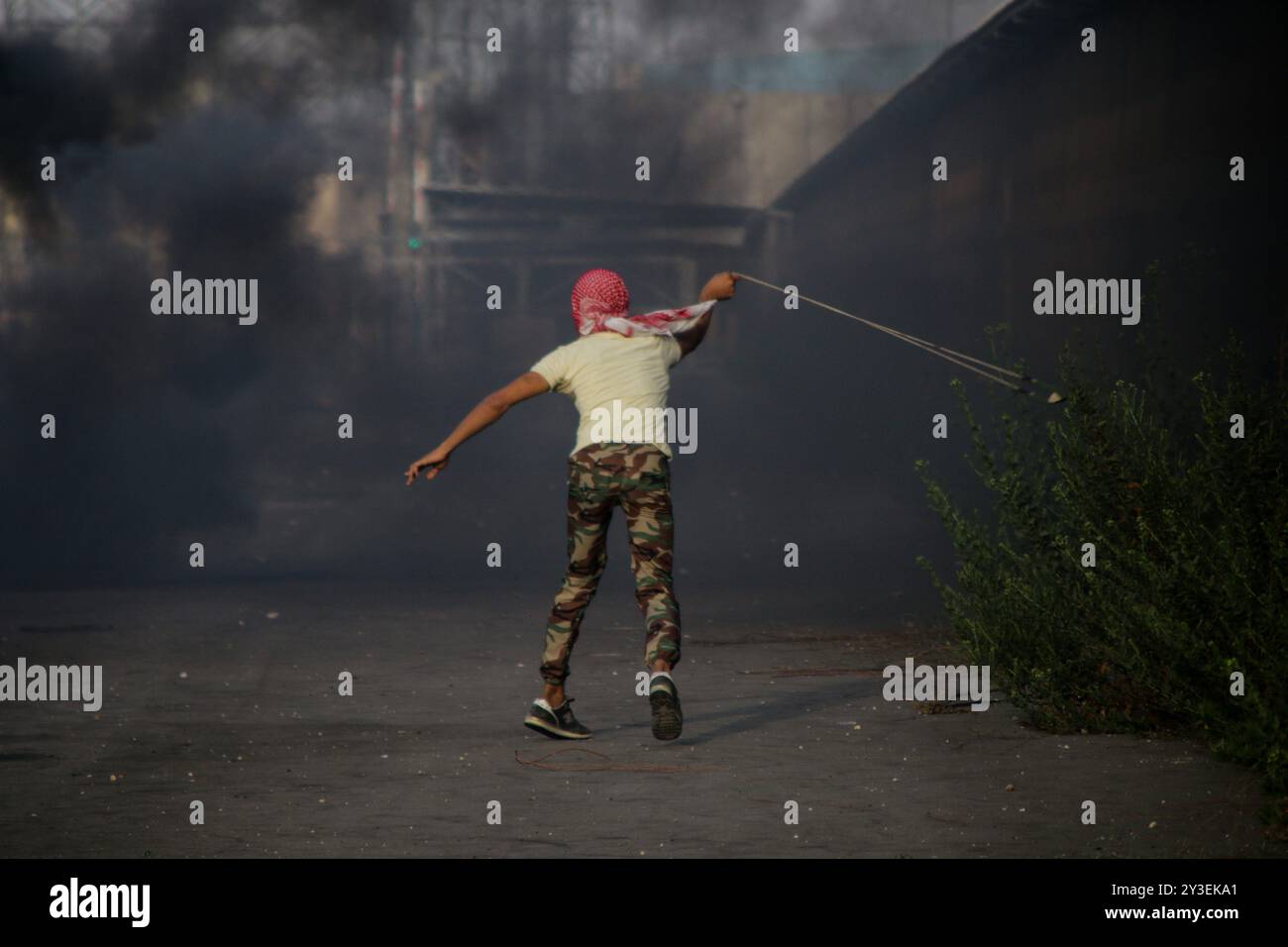 I manifestanti palestinesi si scontrano con le forze di sicurezza israeliane al valico di frontiera di Erez nella Striscia di Gaza settentrionale il 3 ottobre 2018. Secondo il Ministero della salute di Gaza, un palestinese di 15 anni, Ahmad Samir Abu Habell, è stato ucciso alla testa da un soldato israeliano durante gli scontri lungo la recinzione di confine nella parte settentrionale di Gaza mercoledì. Secondo le stesse fonti, anche quindici palestinesi sono stati feriti a causa di incendi vivi e inalazioni di gas lacrimogeni subite durante gli scontri. Un certo numero di paramedici hanno partecipato al luogo di protesta per assistere i feriti. I palestinesi hanno protestato contro la durata di 11 anni Foto Stock