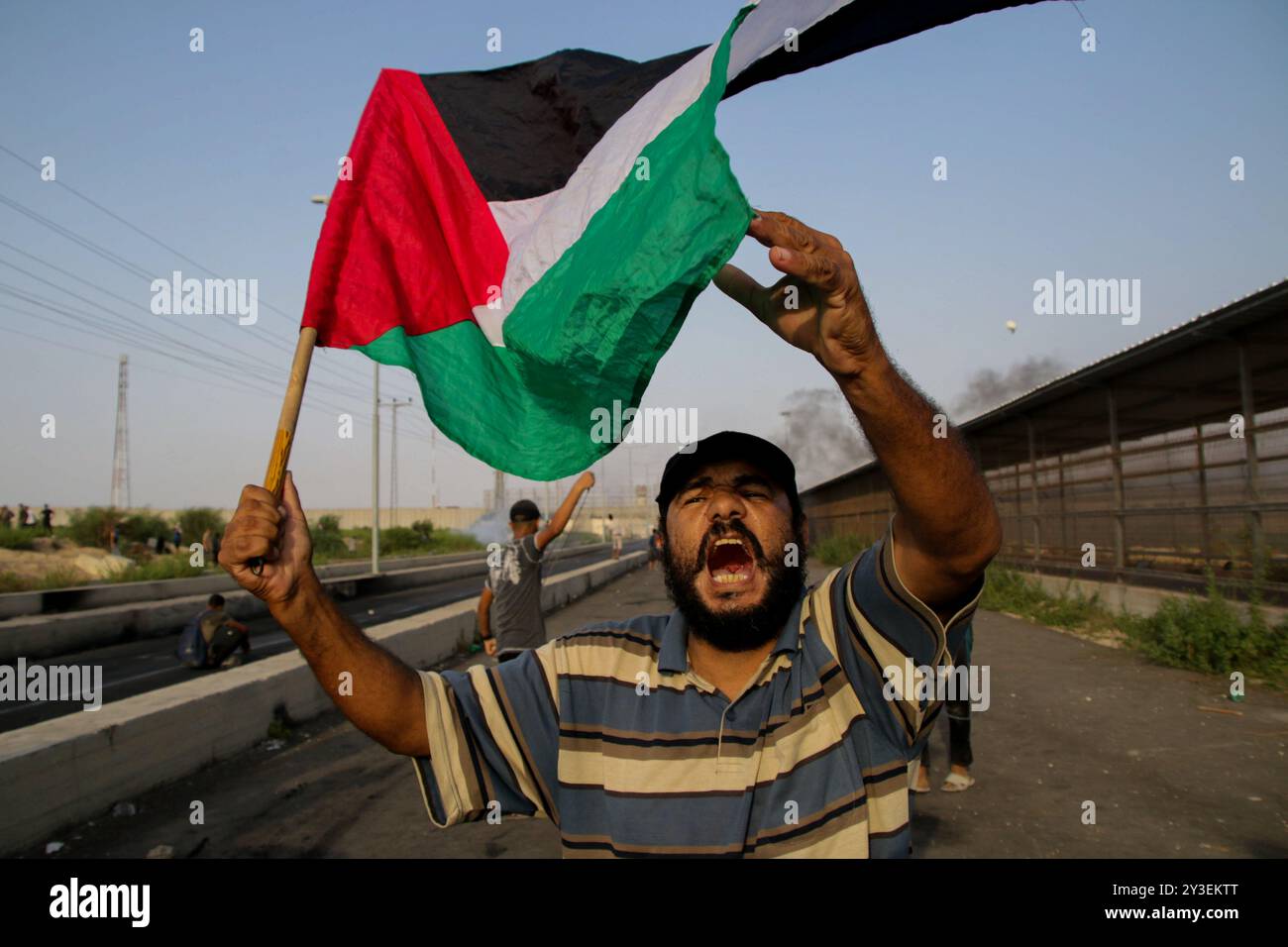 I manifestanti palestinesi si scontrano con le forze di sicurezza israeliane al valico di frontiera di Erez nella Striscia di Gaza settentrionale il 3 ottobre 2018. Secondo il Ministero della salute di Gaza, un palestinese di 15 anni, Ahmad Samir Abu Habell, è stato ucciso alla testa da un soldato israeliano durante gli scontri lungo la recinzione di confine nella parte settentrionale di Gaza mercoledì. Secondo le stesse fonti, anche quindici palestinesi sono stati feriti a causa di incendi vivi e inalazioni di gas lacrimogeni subite durante gli scontri. Un certo numero di paramedici hanno partecipato al luogo di protesta per assistere i feriti. I palestinesi hanno protestato contro la durata di 11 anni Foto Stock