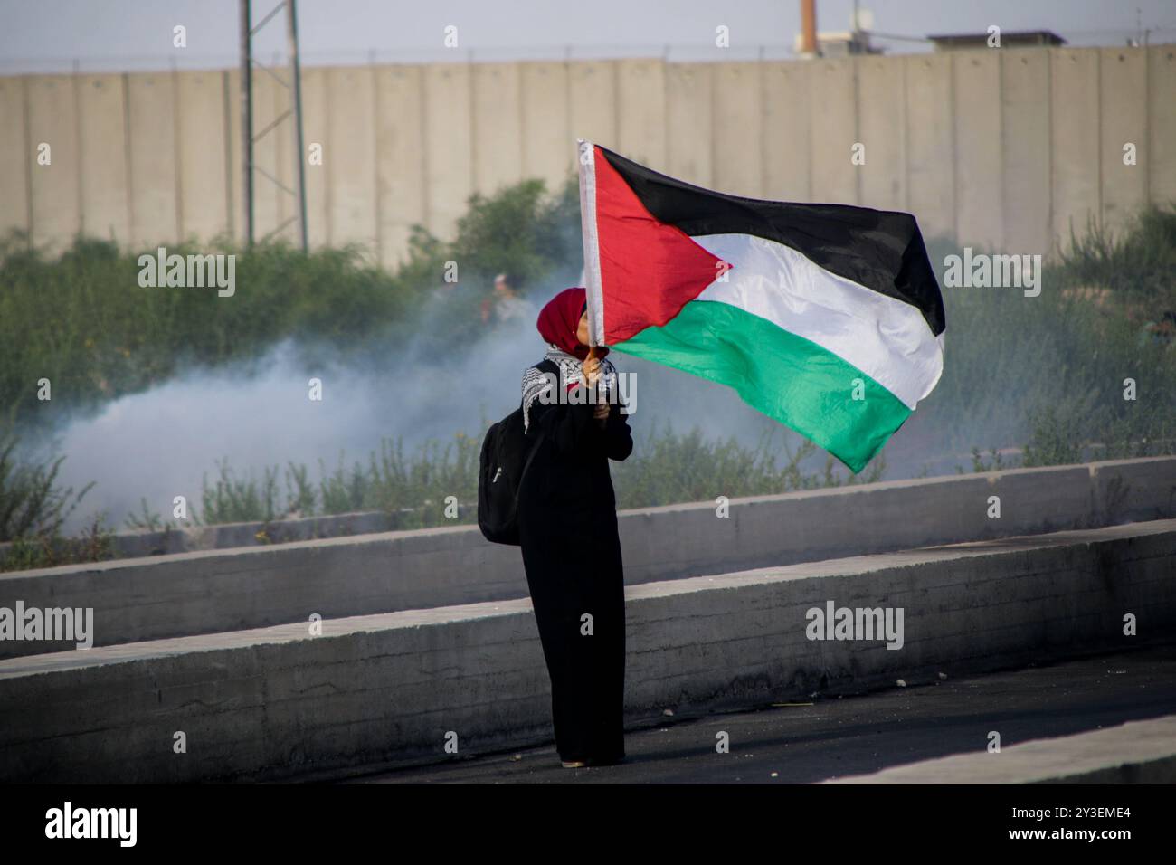 I manifestanti palestinesi si scontrano con le forze di sicurezza israeliane al valico di frontiera di Erez nella Striscia di Gaza settentrionale il 3 ottobre 2018. Secondo il Ministero della salute di Gaza, un palestinese di 15 anni, Ahmad Samir Abu Habell, è stato ucciso alla testa da un soldato israeliano durante gli scontri lungo la recinzione di confine nella parte settentrionale di Gaza mercoledì. Secondo le stesse fonti, anche quindici palestinesi sono stati feriti a causa di incendi vivi e inalazioni di gas lacrimogeni subite durante gli scontri. Un certo numero di paramedici hanno partecipato al luogo di protesta per assistere i feriti. I palestinesi hanno protestato contro la durata di 11 anni Foto Stock