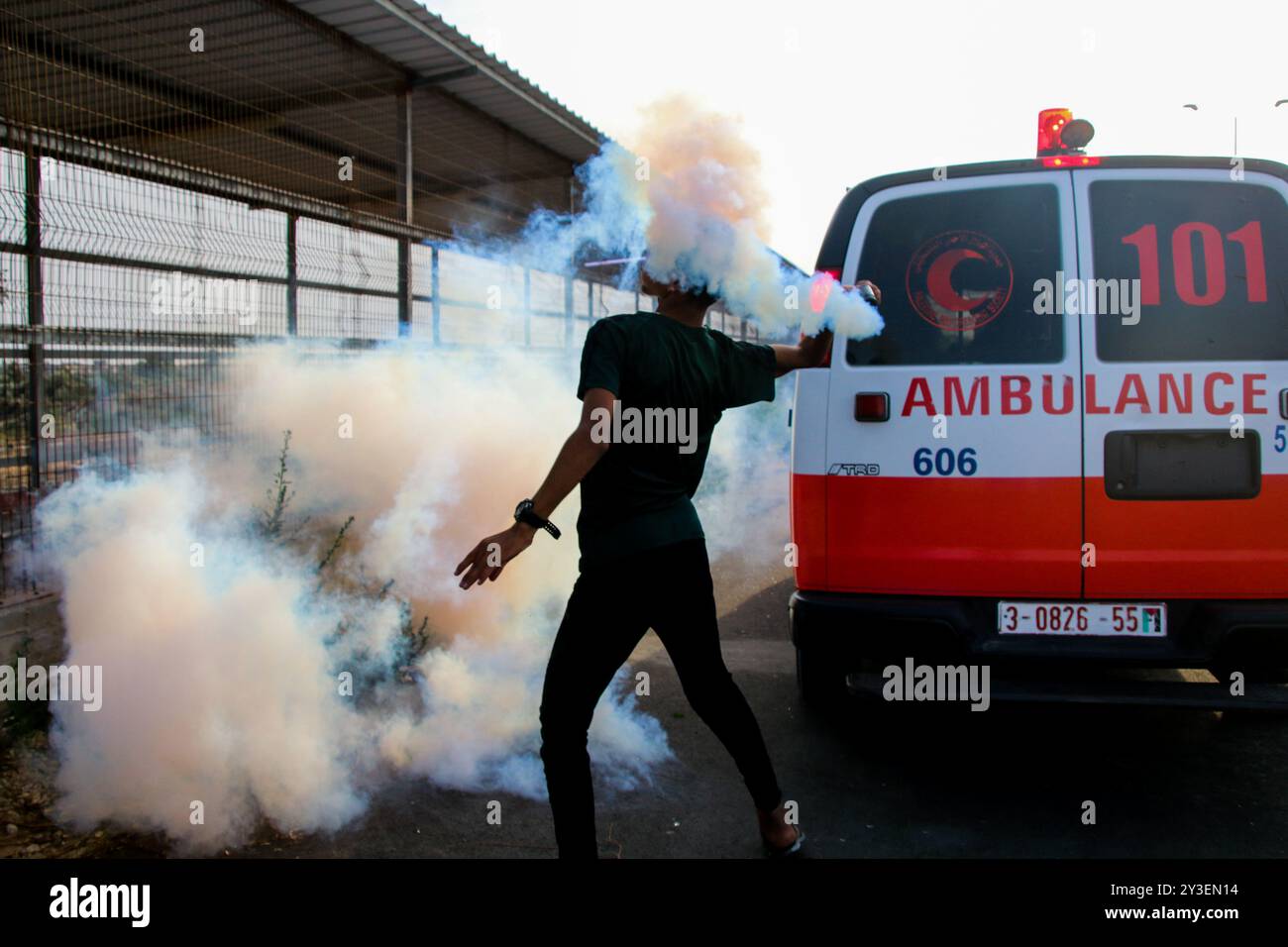 I manifestanti palestinesi si scontrano con le forze di sicurezza israeliane al valico di frontiera di Erez nella Striscia di Gaza settentrionale il 3 ottobre 2018. Secondo il Ministero della salute di Gaza, un palestinese di 15 anni, Ahmad Samir Abu Habell, è stato ucciso alla testa da un soldato israeliano durante gli scontri lungo la recinzione di confine nella parte settentrionale di Gaza mercoledì. Secondo le stesse fonti, anche quindici palestinesi sono stati feriti a causa di incendi vivi e inalazioni di gas lacrimogeni subite durante gli scontri. Un certo numero di paramedici hanno partecipato al luogo di protesta per assistere i feriti. I palestinesi hanno protestato contro la durata di 11 anni Foto Stock