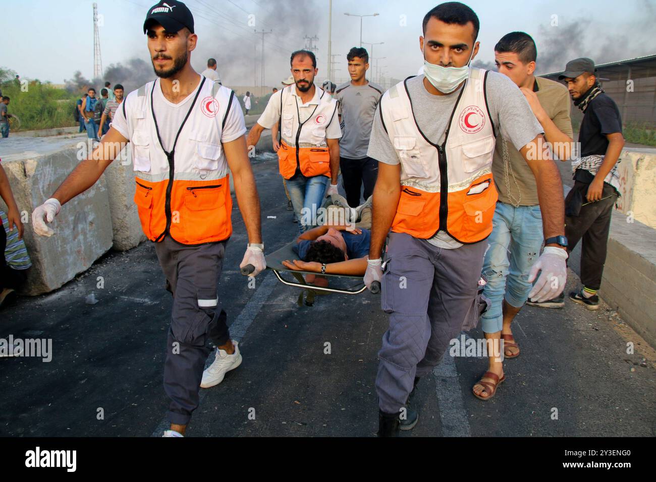 I manifestanti palestinesi si scontrano con le forze di sicurezza israeliane al valico di frontiera di Erez nella Striscia di Gaza settentrionale il 3 ottobre 2018. Secondo il Ministero della salute di Gaza, un palestinese di 15 anni, Ahmad Samir Abu Habell, è stato ucciso alla testa da un soldato israeliano durante gli scontri lungo la recinzione di confine nella parte settentrionale di Gaza mercoledì. Secondo le stesse fonti, anche quindici palestinesi sono stati feriti a causa di incendi vivi e inalazioni di gas lacrimogeni subite durante gli scontri. Un certo numero di paramedici hanno partecipato al luogo di protesta per assistere i feriti. I palestinesi hanno protestato contro la durata di 11 anni Foto Stock