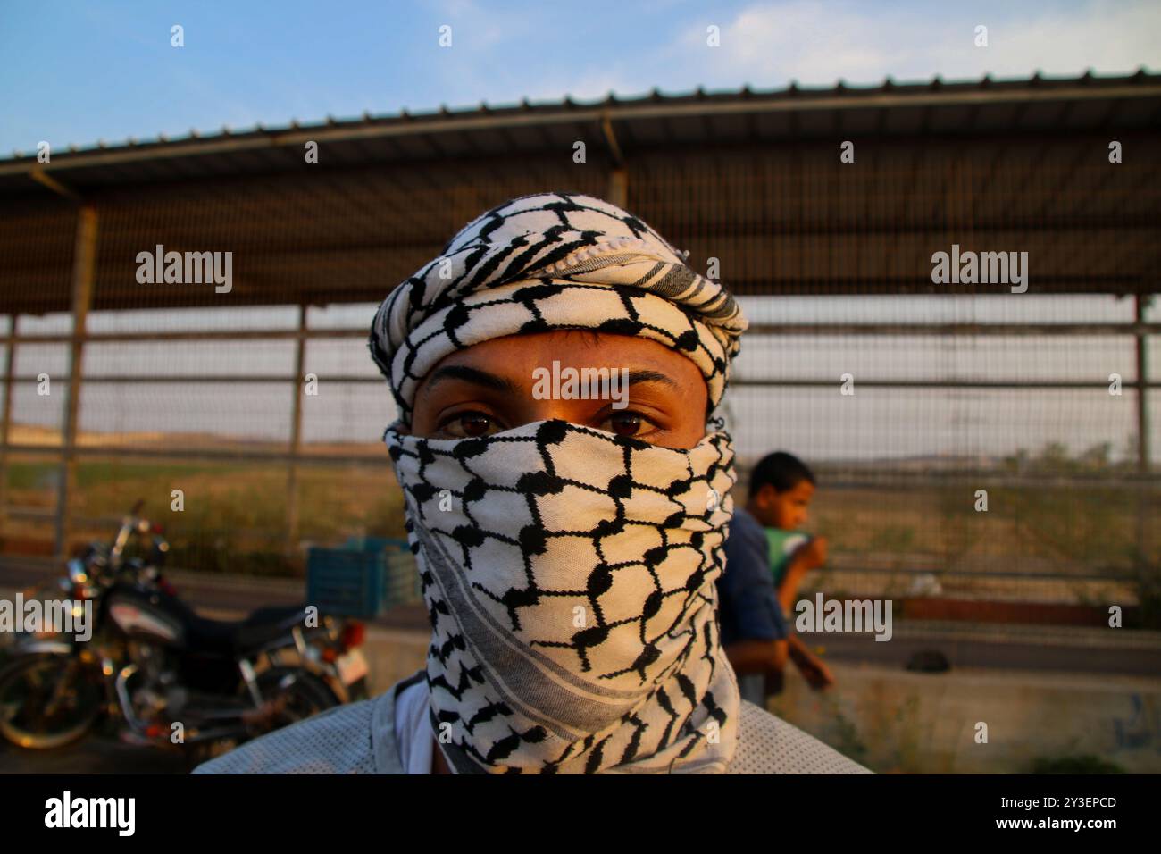 I manifestanti palestinesi si scontrano con le forze di sicurezza israeliane al valico di frontiera di Erez nella Striscia di Gaza settentrionale il 3 ottobre 2018. Secondo il Ministero della salute di Gaza, un palestinese di 15 anni, Ahmad Samir Abu Habell, è stato ucciso alla testa da un soldato israeliano durante gli scontri lungo la recinzione di confine nella parte settentrionale di Gaza mercoledì. Secondo le stesse fonti, anche quindici palestinesi sono stati feriti a causa di incendi vivi e inalazioni di gas lacrimogeni subite durante gli scontri. Un certo numero di paramedici hanno partecipato al luogo di protesta per assistere i feriti. I palestinesi hanno protestato contro la durata di 11 anni Foto Stock