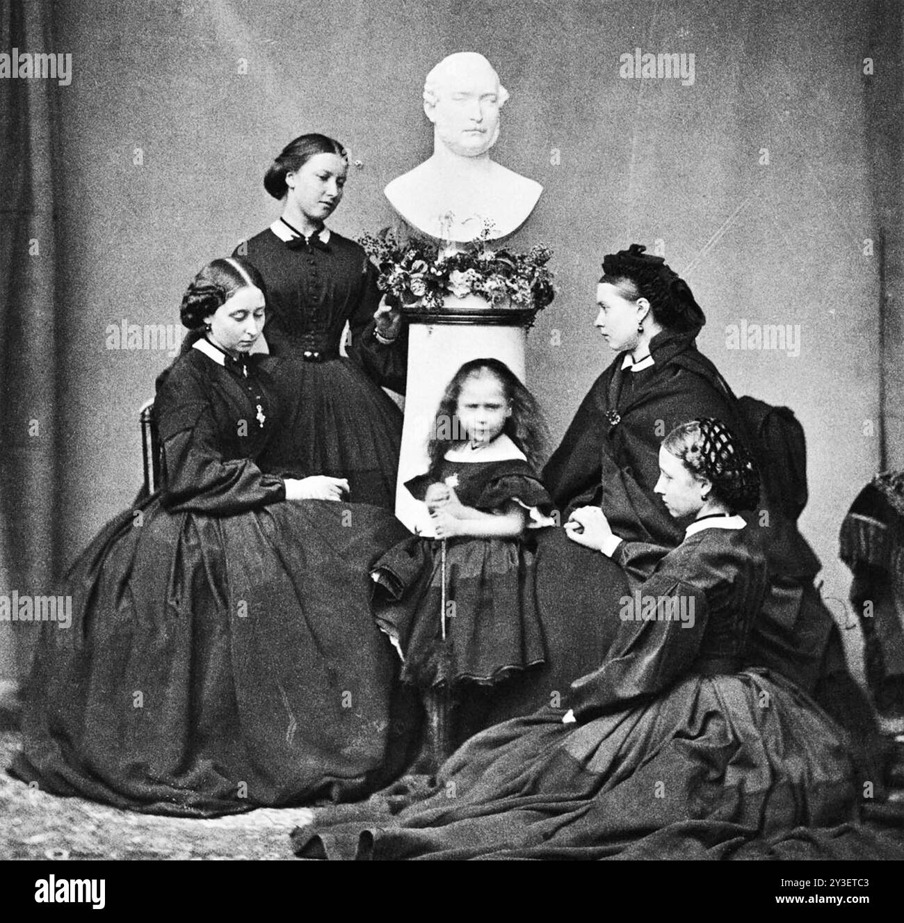 REGINA VITTORIA ( 1819-1901) le sue cinque figlie in abito lutto con un busto del Principe Alberto fotografato nel 1862 da William Bambridge. Da sinistra: Alice, Helena, Beatrice, Victoria, Louise. Foto Stock