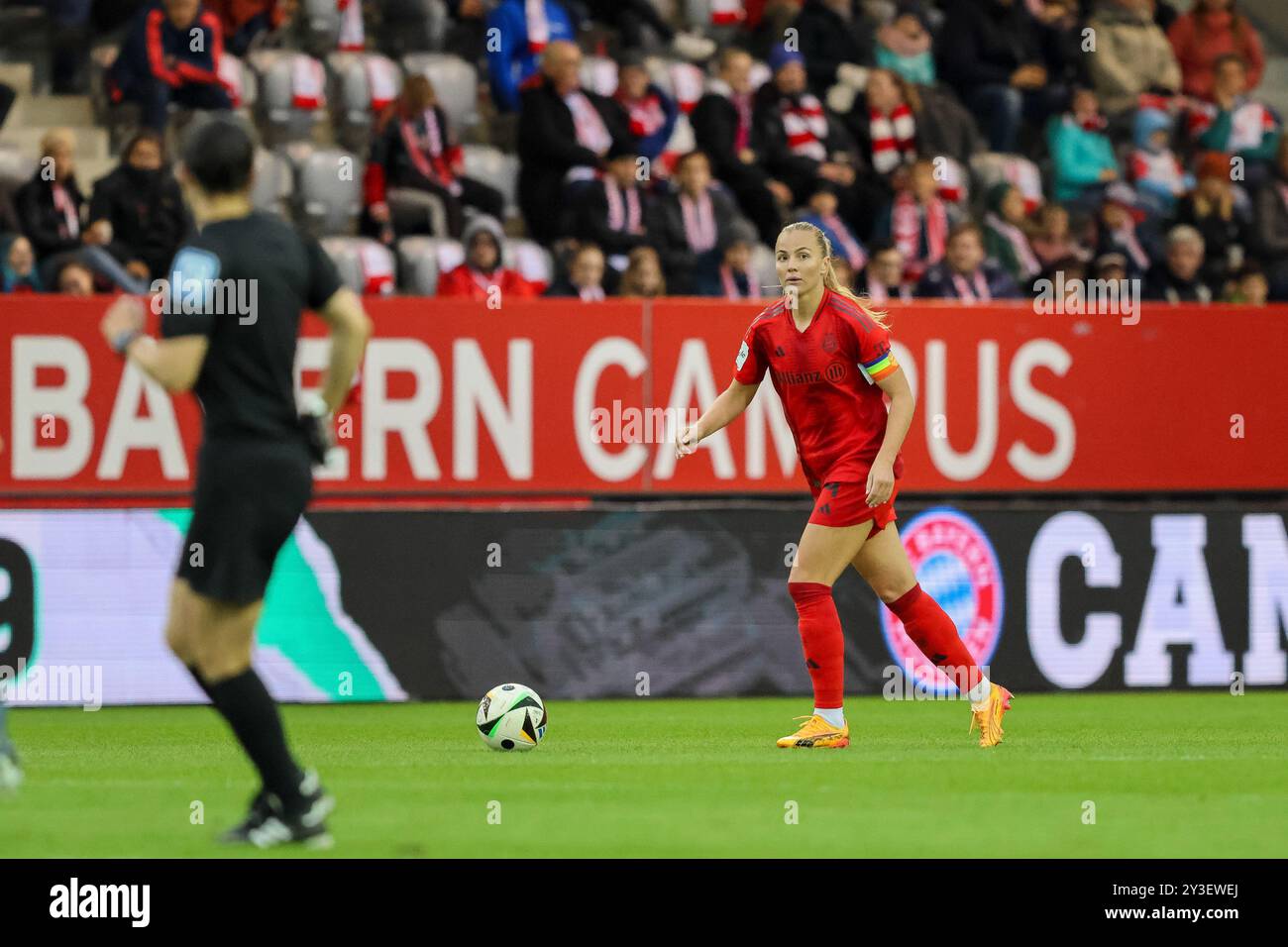 Glodis Perla Viggosdottir (FC Bayern Muenchen, 04) mit Ball, FC Bayern Muenchen vs. RB Leipzig, Fussball, Google Pixel Frauen-Bundesliga, 2. Spieltag, Saison 2024/25, 13.09.2024, LE NORMATIVE DFB VIETANO QUALSIASI USO DI FOTOGRAFIE COME SEQUENZE DI IMMAGINI, foto: Eibner-Pressefoto/Jenni Maul Foto Stock