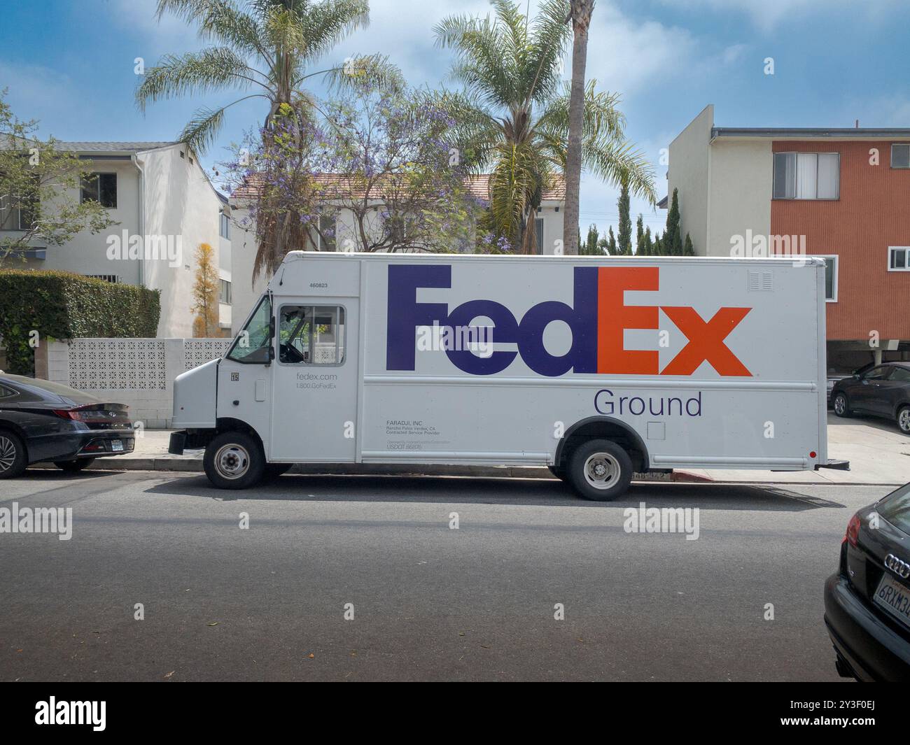 LOS ANGELES, CA - maggio 2024: Consegna di un camion FedEx in un edificio in una strada residenziale nella città di West Hollywood, California Foto Stock
