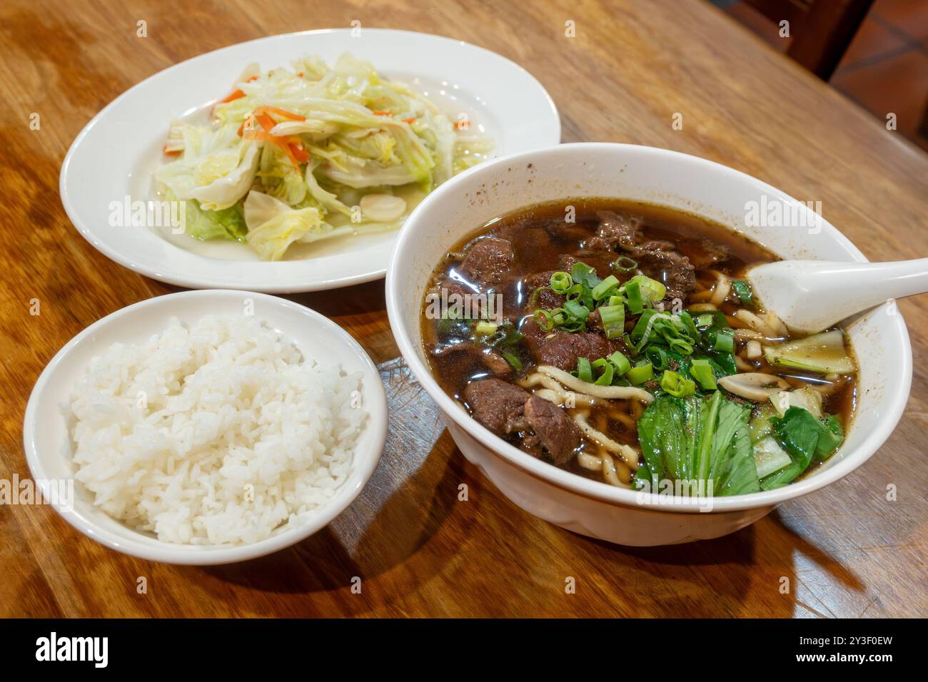 Zuppa di spaghetti di manzo taiwanese, cavolo fritto e riso bianco Foto Stock