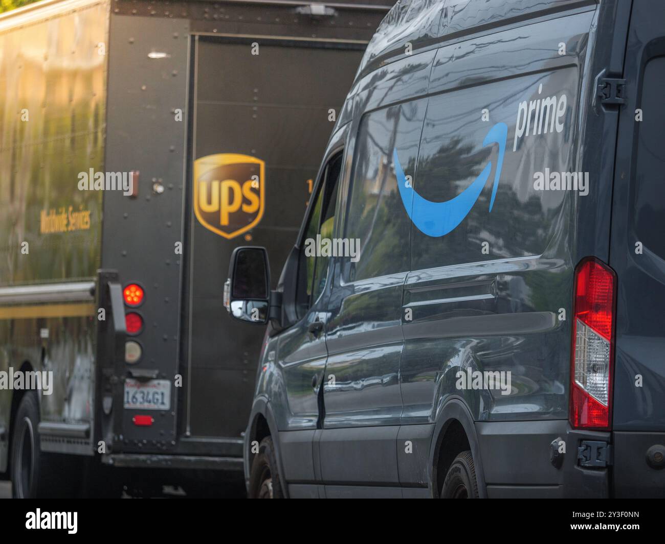 LOS ANGELES, CA - maggio 2024: Servizio di consegna Amazon prime e UPS Truck marrone in una strada residenziale a West Hollywood, California Foto Stock