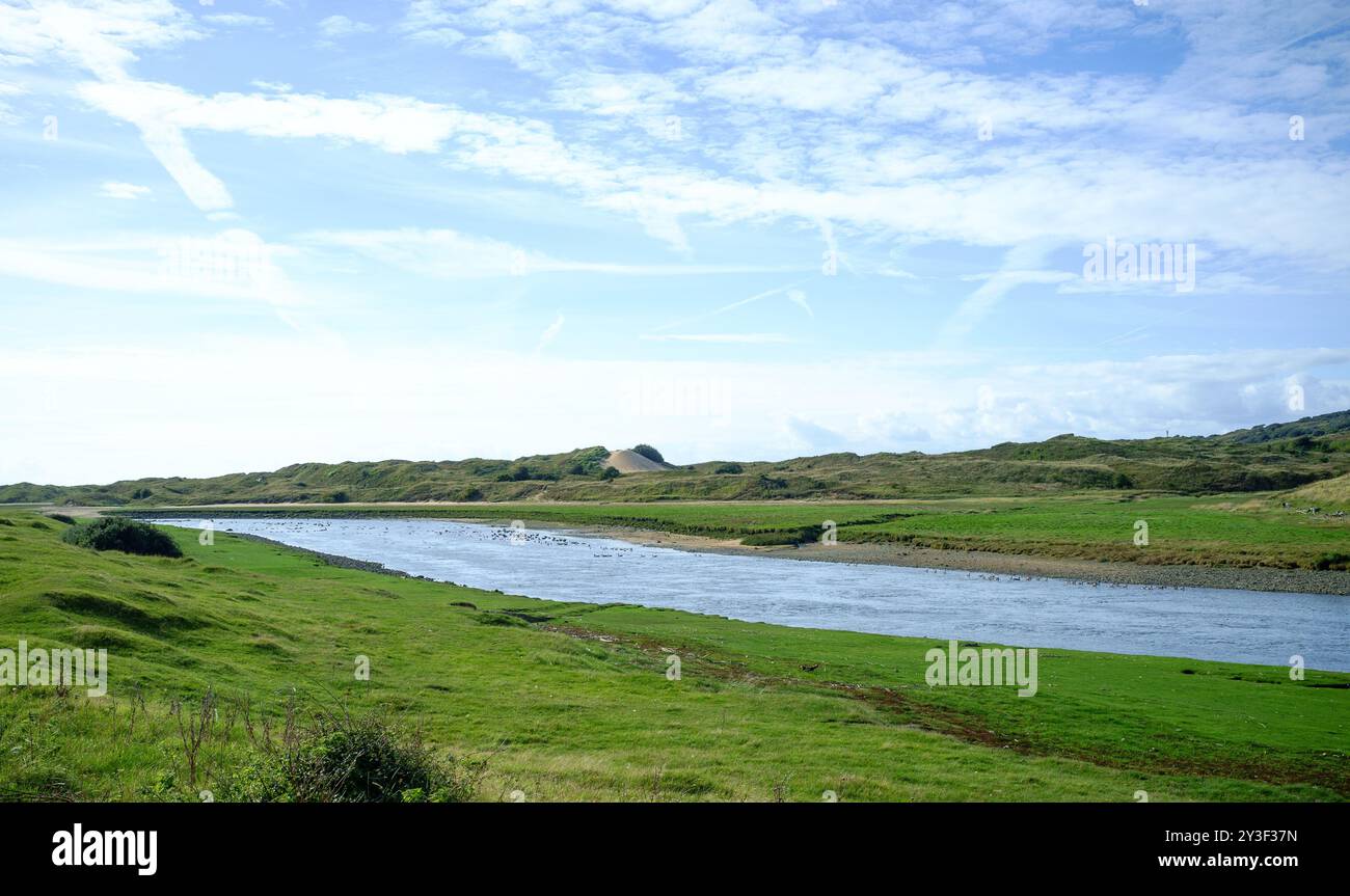 Il fiume Ogmore si avvicina all'estuario, con la Big Dipper (duna di sabbia Merthyr Mawr) in lontananza. Foto Stock