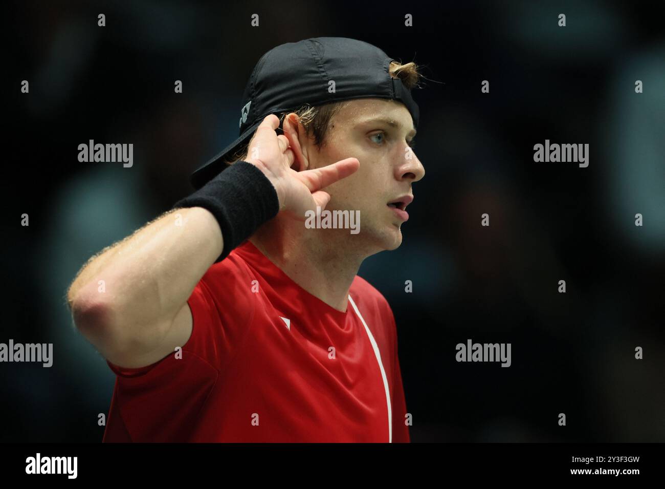 Bologna, Italia. 13 settembre 2024. Il belga Zizou Bergs reagisce ad una partita tra l'italiano Cobolli e il belga Bergs, la seconda partita nel girone A delle finali di Coppa Davis tra Italia e Belgio, venerdì 13 settembre 2024, all'Unipol Arena di Bologna. BELGA PHOTO BENOIT DOPPAGNE credito: Belga News Agency/Alamy Live News Foto Stock