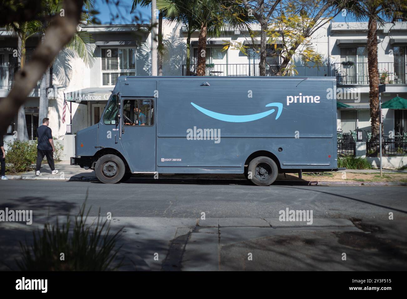 LOS ANGELES, CA - 26 marzo 2024: Amazon prime consegna di pacchi in un edificio in una strada residenziale nella città di West Hollywood, California Foto Stock