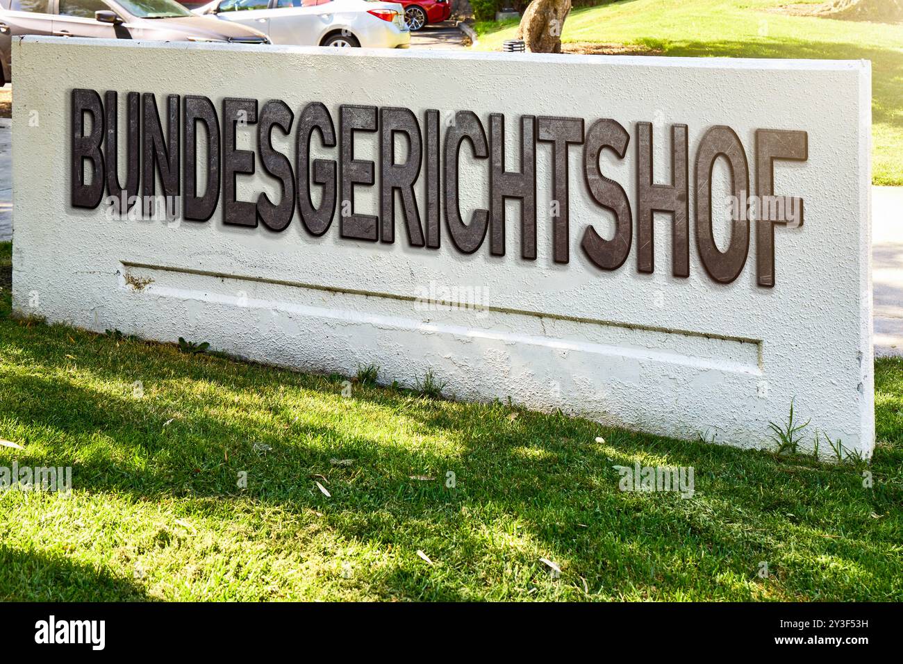 Baviera, Germania - 13 settembre 2024: Corte federale di giustizia / BGH, in piedi su un muro su pietra. Sentenze concettuali della più alta corte tedesca. FOTOMONTAGGIO *** Bundesgerichtshof / BGH, steht auf einer Mauer auf Stein. Konzept Urteile des obersten Gerichts in Deutschland. FOTOMONTAGE Foto Stock