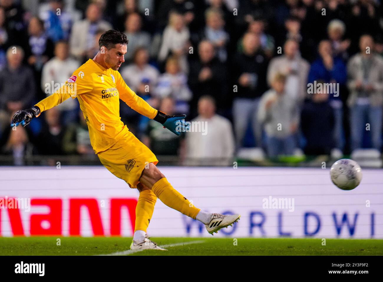 Doetinchem, Paesi Bassi. 13 settembre 2024. DOETINCHEM, PAESI BASSI - 13 SETTEMBRE: Il portiere del De Graafschap Joshua Smits passa il pallone durante la partita olandese Keuken Kampioen Divisie tra De Graafschap e Helmond Sport allo Stadion De Vijverberg il 13 settembre 2024 a Doetinchem, Paesi Bassi. (Foto di Rene Nijhuis/Orange Pictures) credito: Orange Pics BV/Alamy Live News Foto Stock