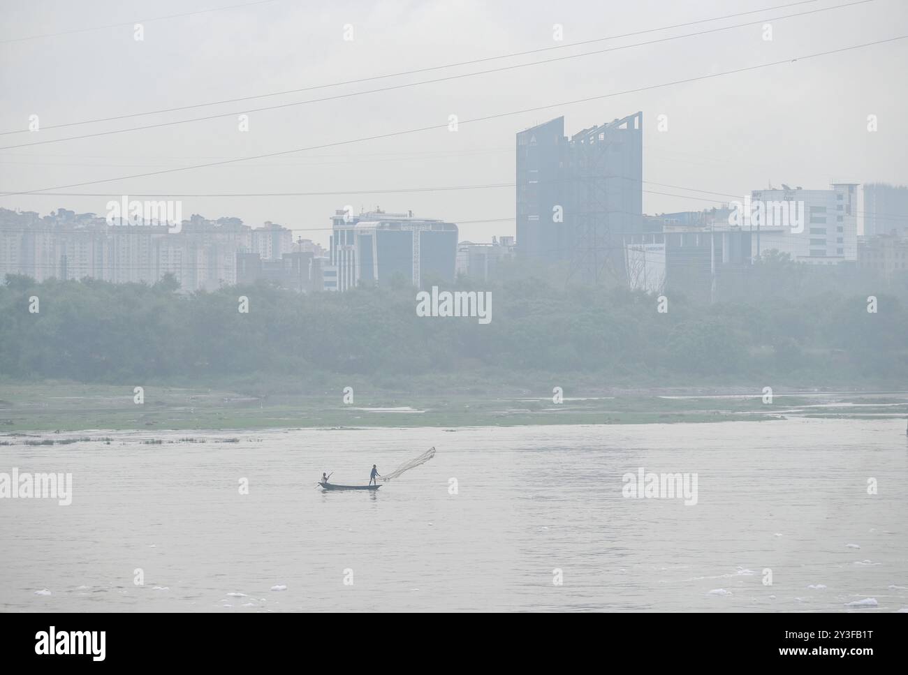 NUOVA DELHI, INDIA - 13 SETTEMBRE: Pescatori che catturano pesci nel fiume Yamuna durante la stagione delle piogge vicino a Okhla Barrage Kalindi kunj, il 13 settembre 2024 a nuova Delhi, India. L'India Meteorological Department (IMD) ha emesso un allarme "arancione", indicando una modalità "Be Prepared", dato che il maltempo è previsto. (Foto di Sunil Ghosh/Hindustan Times/Sipa USA ) credito: SIPA USA/Alamy Live News Foto Stock