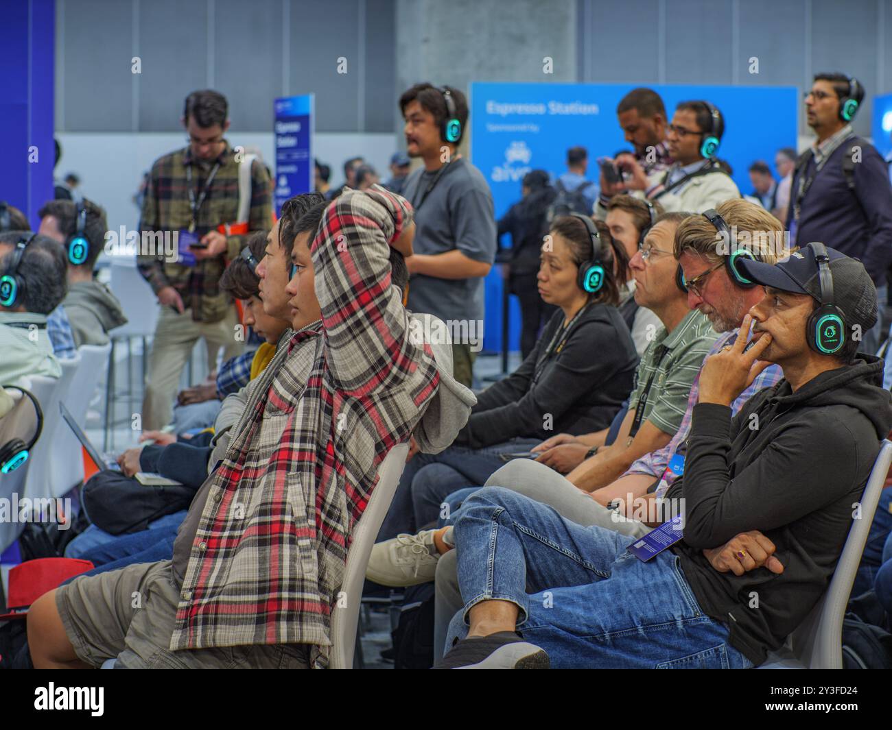 LOS ANGELES, CA - 22 maggio 2024: Diversi utenti aziendali in cuffia che guardano la presentazione al workshop di formazione AWS di Amazon Web Services presso AWS Summi Foto Stock